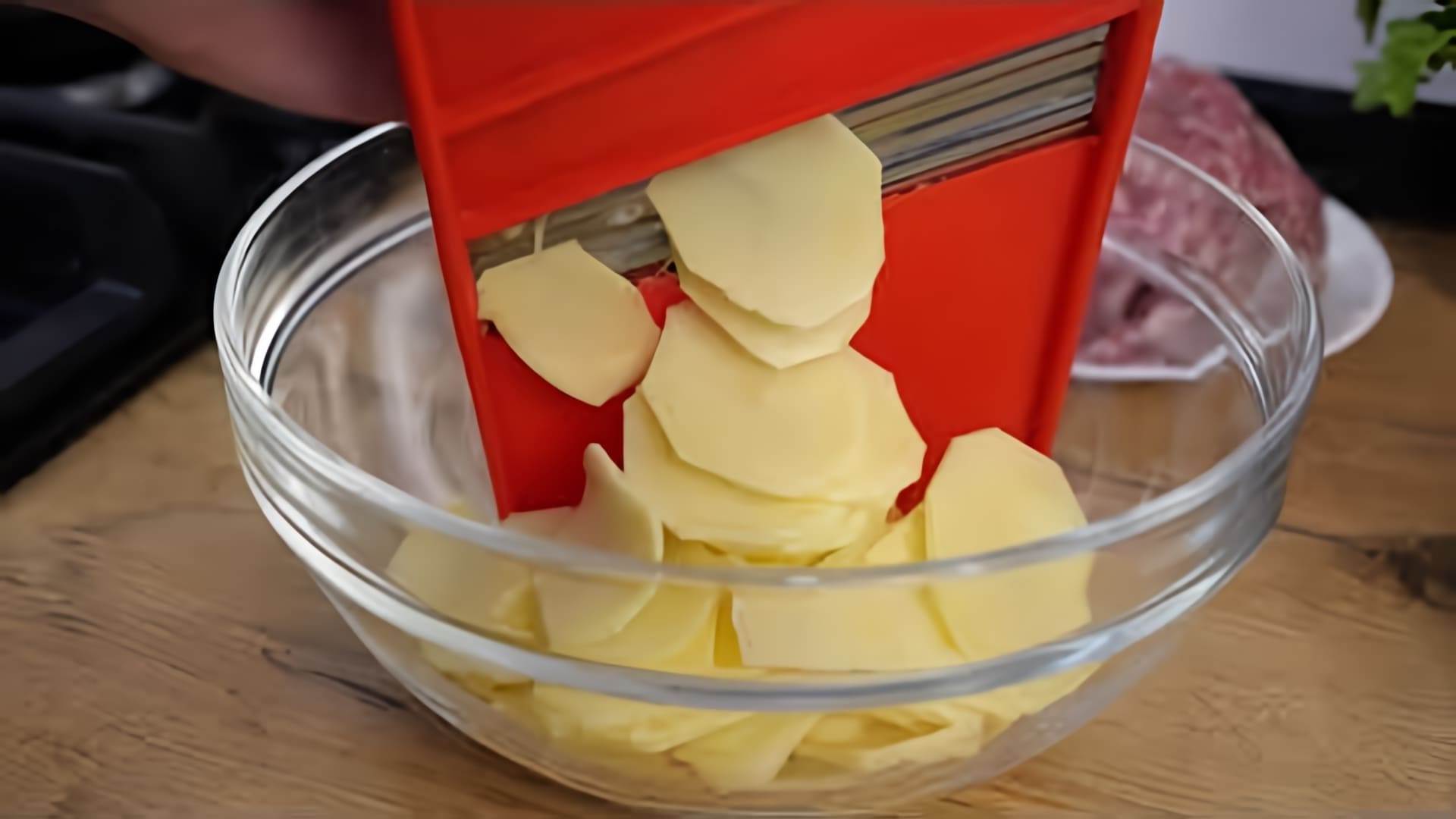 В этом видео демонстрируются четыре простых и вкусных рецепта из картофеля