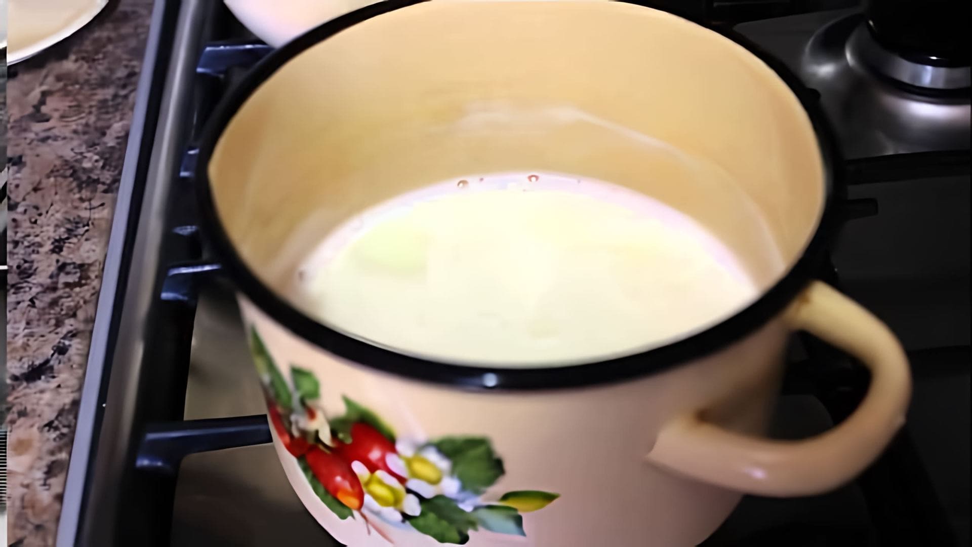 В этом видео демонстрируется процесс приготовления молочной пропитки для бисквитов