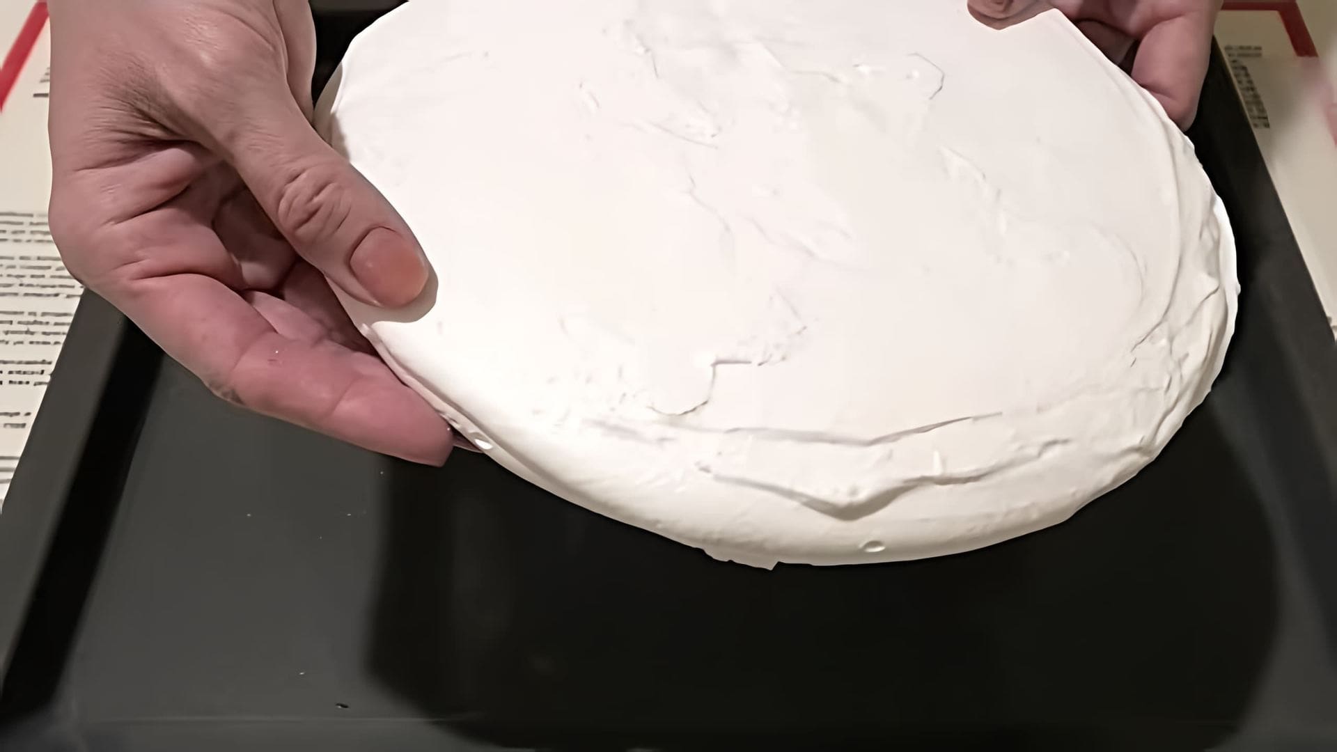 В этом видео демонстрируется процесс приготовления меренговой прослойки для торта