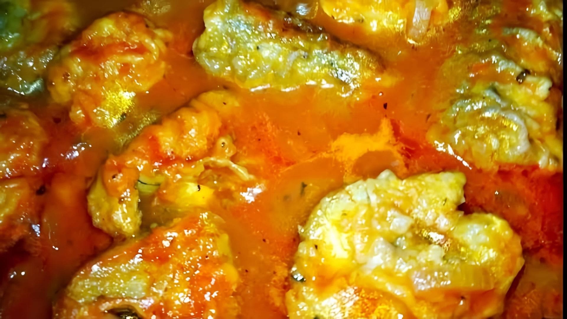 В этом видео демонстрируется процесс приготовления вкусной рыбы в томатном соусе