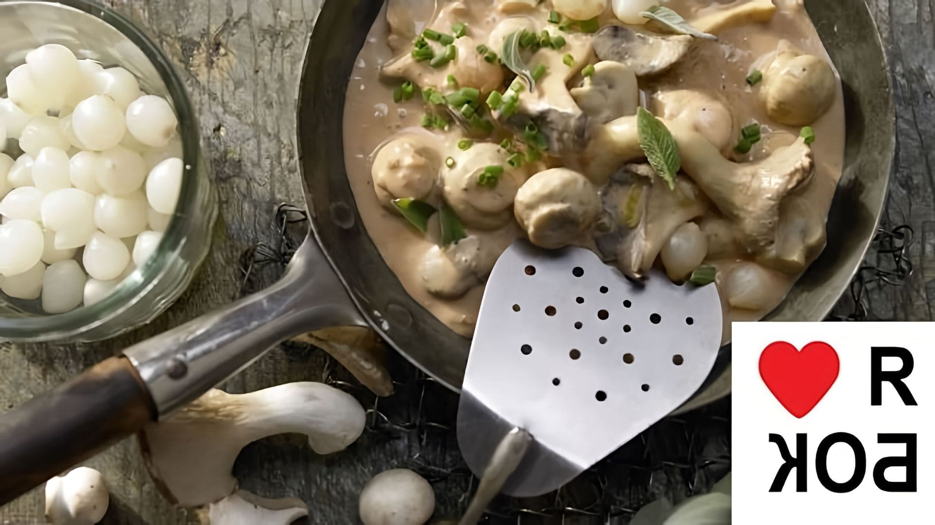 В этом видео-ролике будет показан рецепт приготовления грибов жареных в сметане с луком