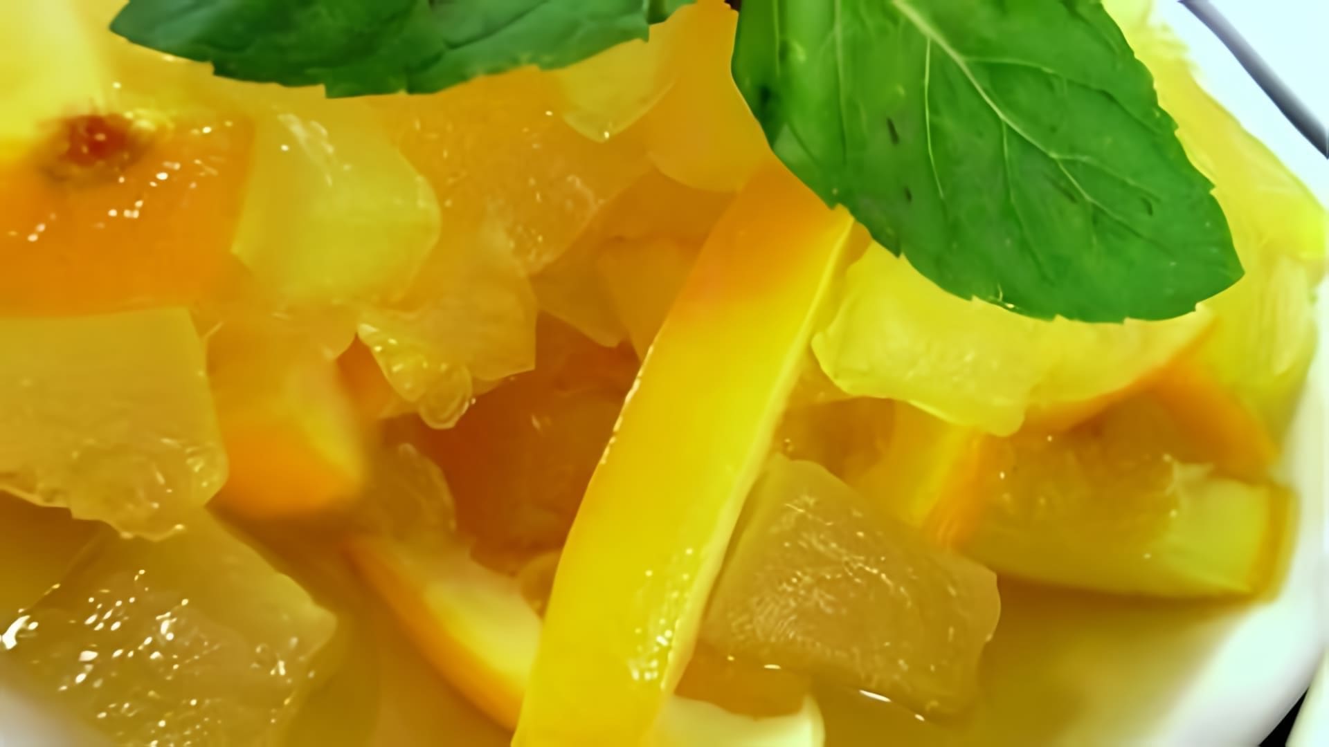 В этом видео демонстрируется простой рецепт заготовки кабачков на зиму, которые получаются похожими на ананасы