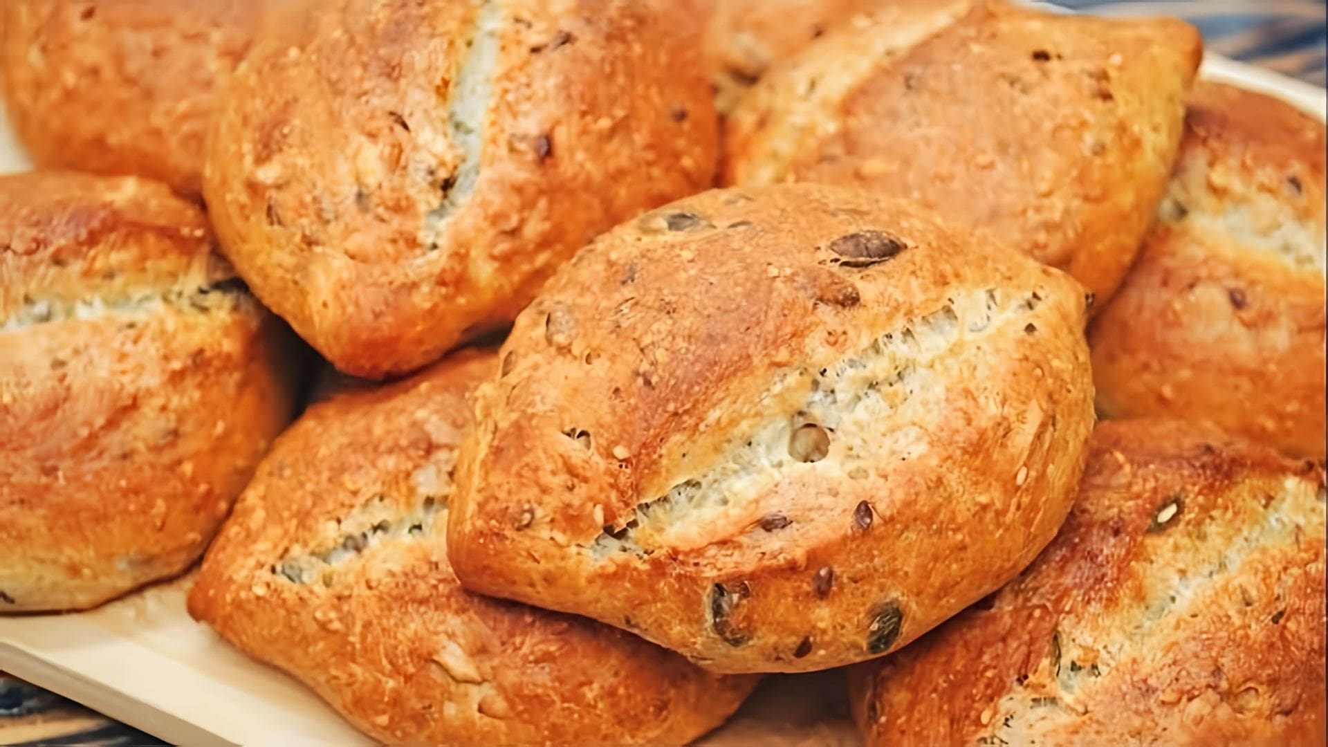 Видео рецепт для приготовления многозерновых хлебных палочек, которые являются здоровой и вкусной альтернативой покупному хлебу