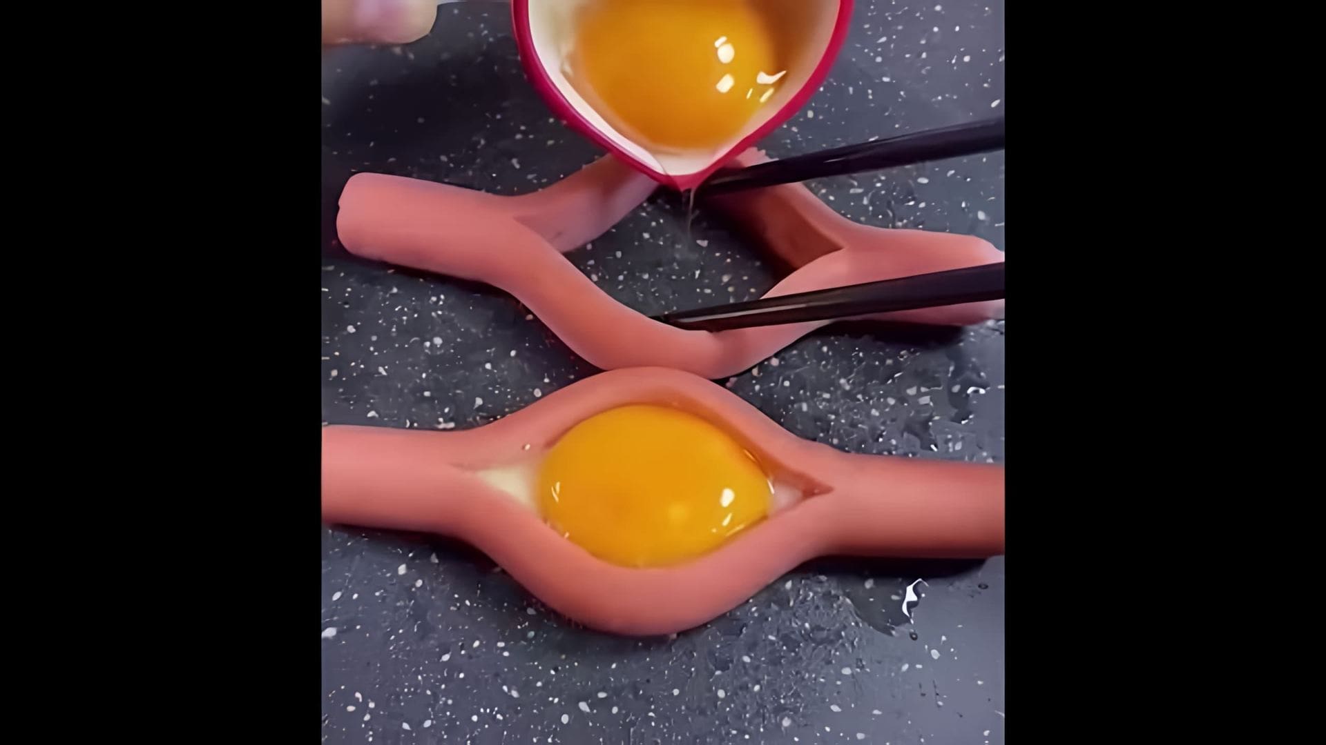 В этом видео-ролике демонстрируется процесс приготовления вкусной и оригинальной закуски - яичницы внутри сосиски