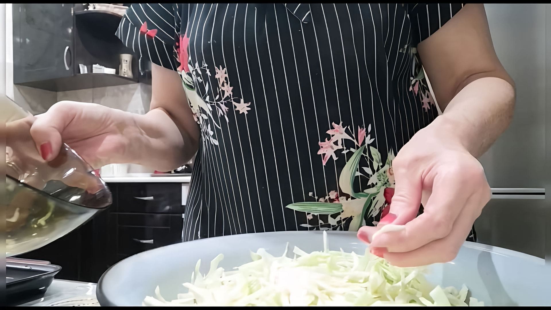 В этом видео Лариса Анатольевна, пенсионерка, показывает, как приготовить тушеную капусту в рукаве в духовке