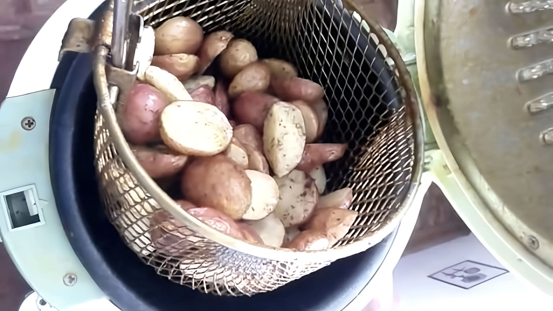 В этом видео-ролике будет показан процесс приготовления молодой мелкой картошки в кожуре по-деревенски во фритюрнице в домашних условиях
