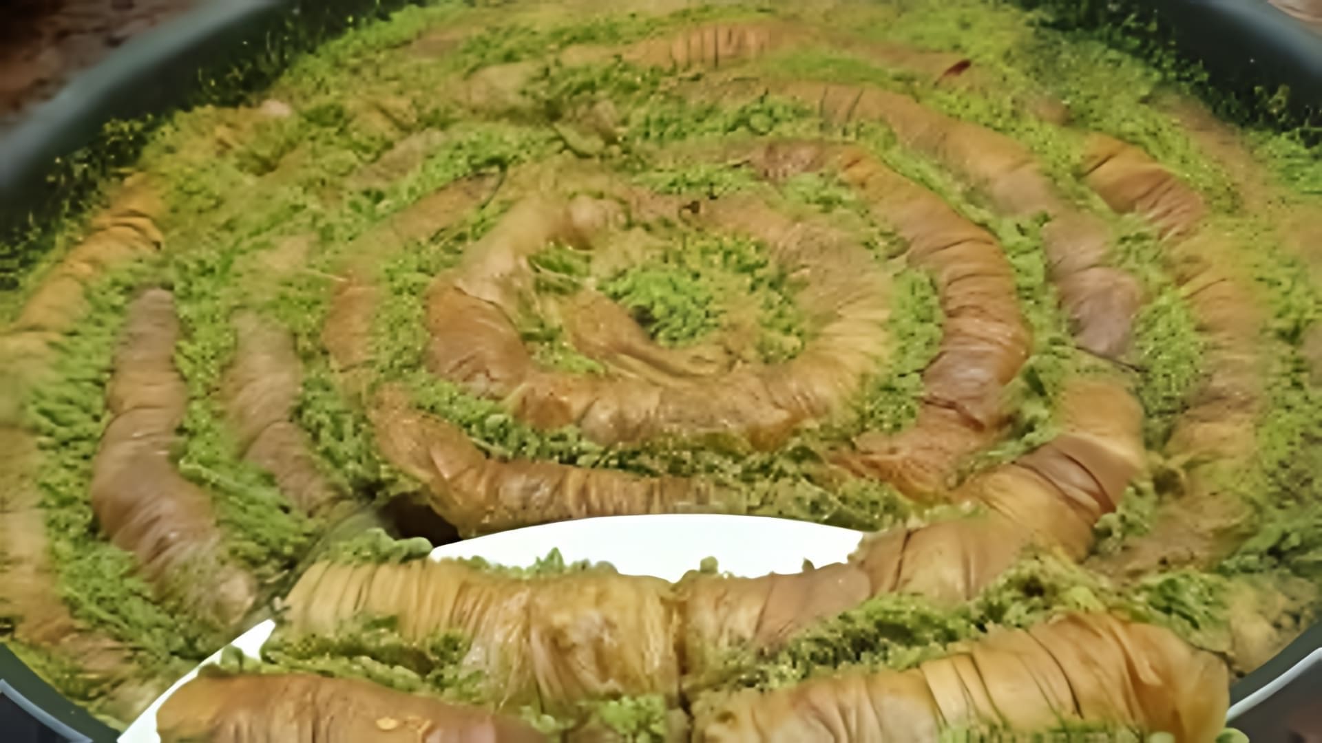 В данном видео демонстрируется рецепт приготовления турецкого десерта под названием "Пахлава"