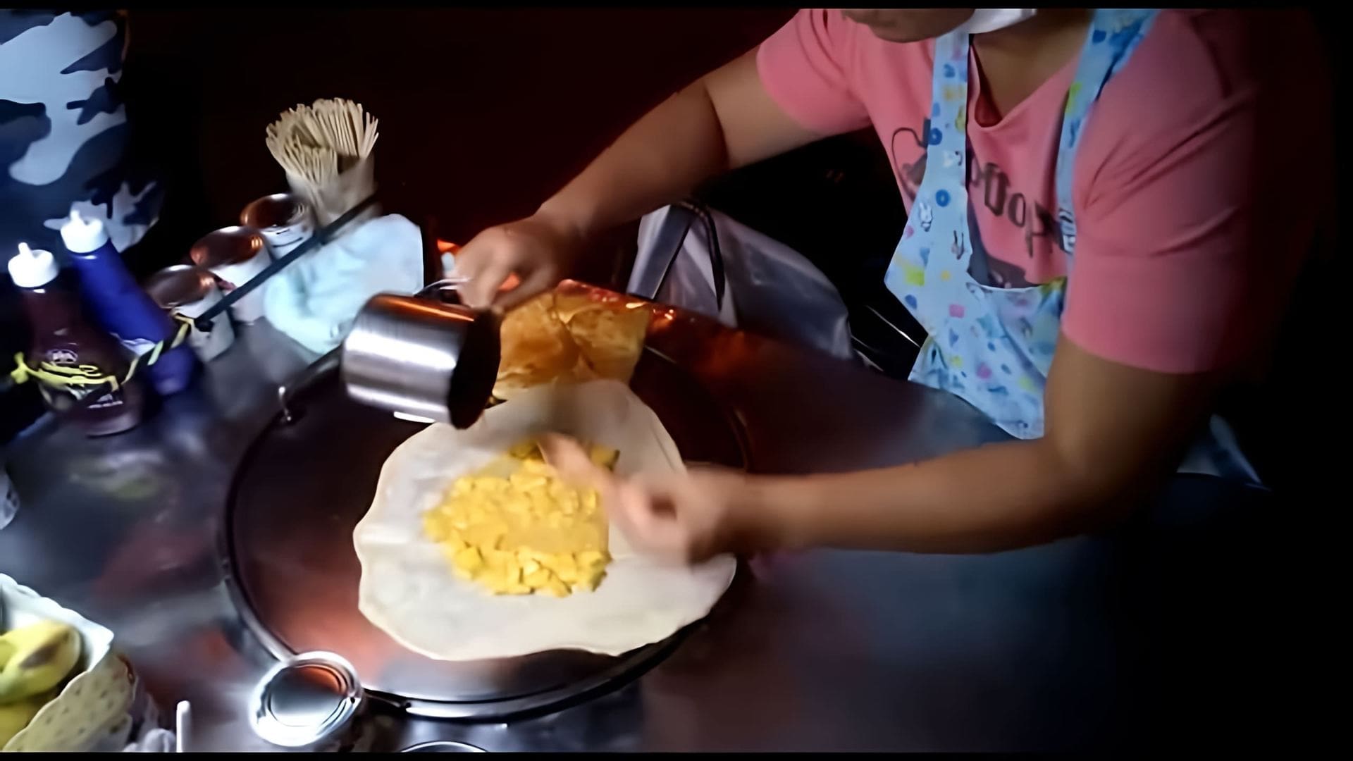 В этом видео-ролике вы увидите, как приготовить вкусные тайские блинчики с бананом и манго