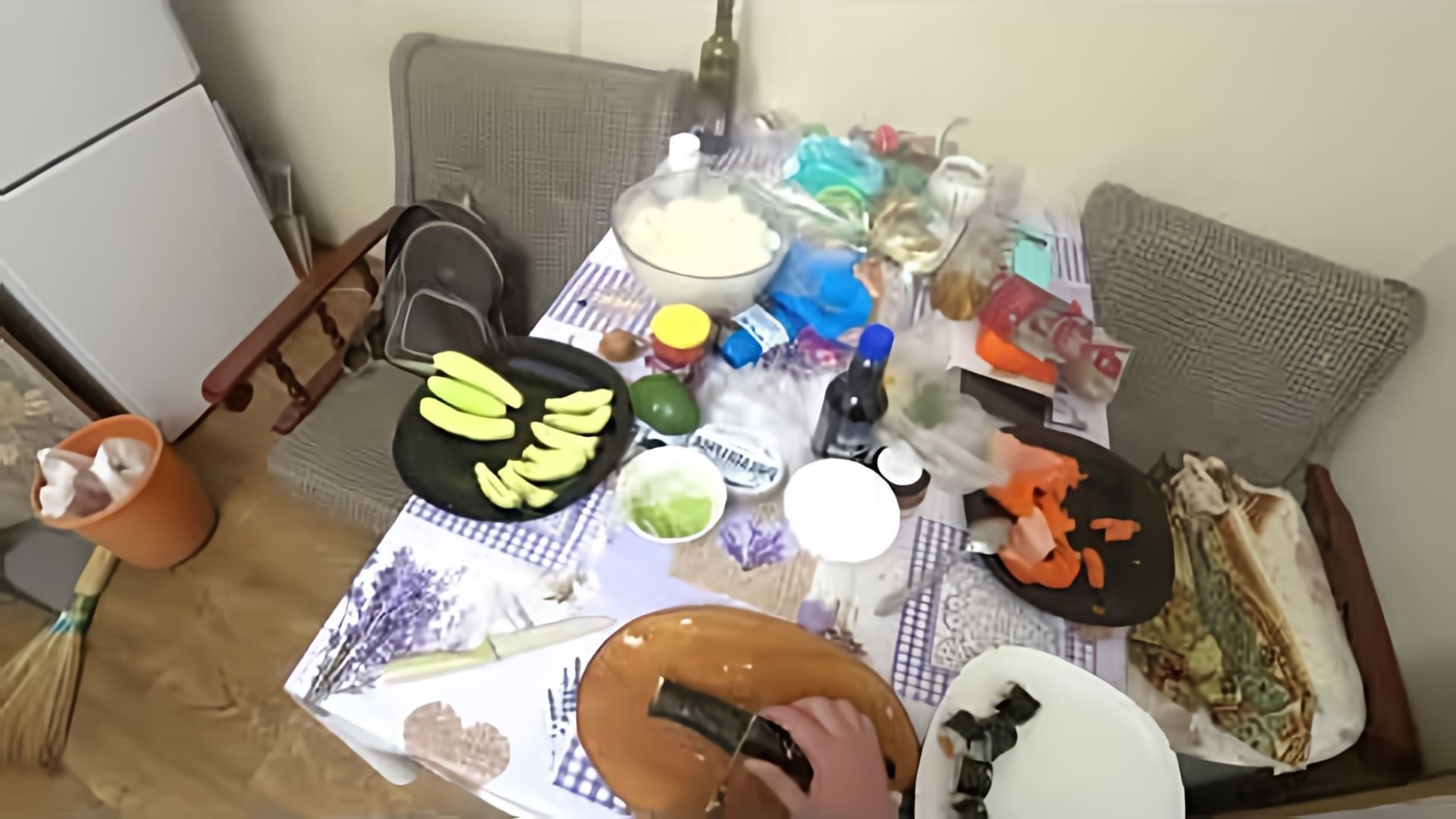 В этом видео рассказывается о том, как сделать суши роллы