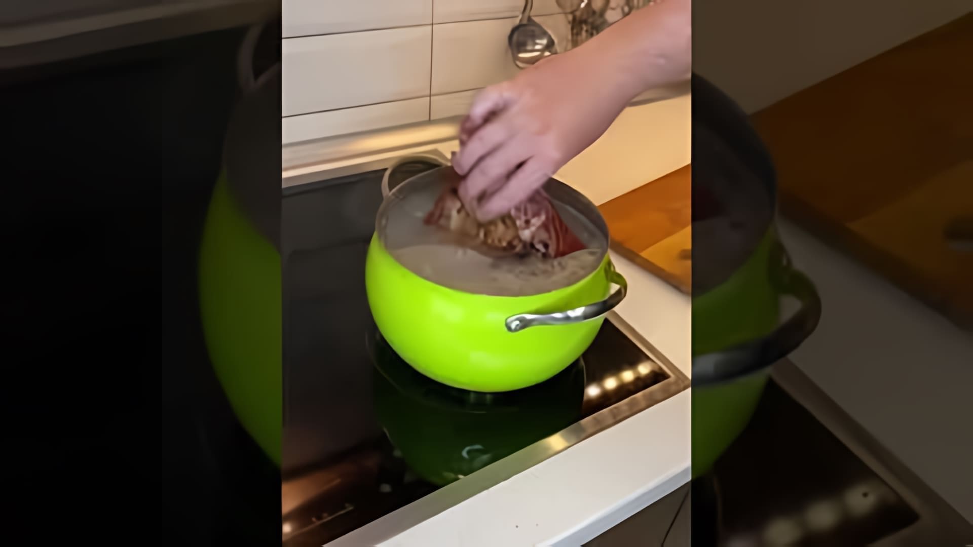 Видео посвящено приготовлению сытного горохового супа с копчеными ребрами