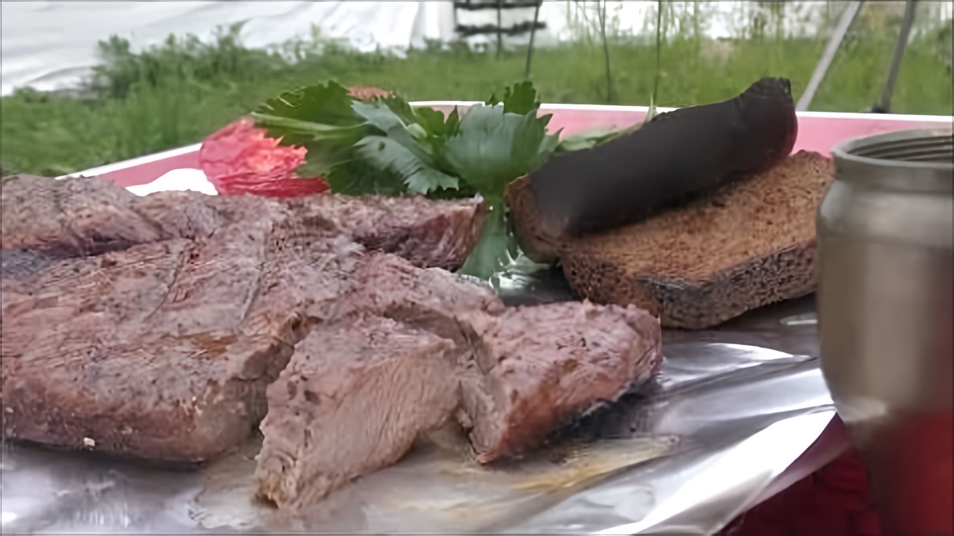 В данном видео демонстрируется процесс приготовления дикого мяса лося