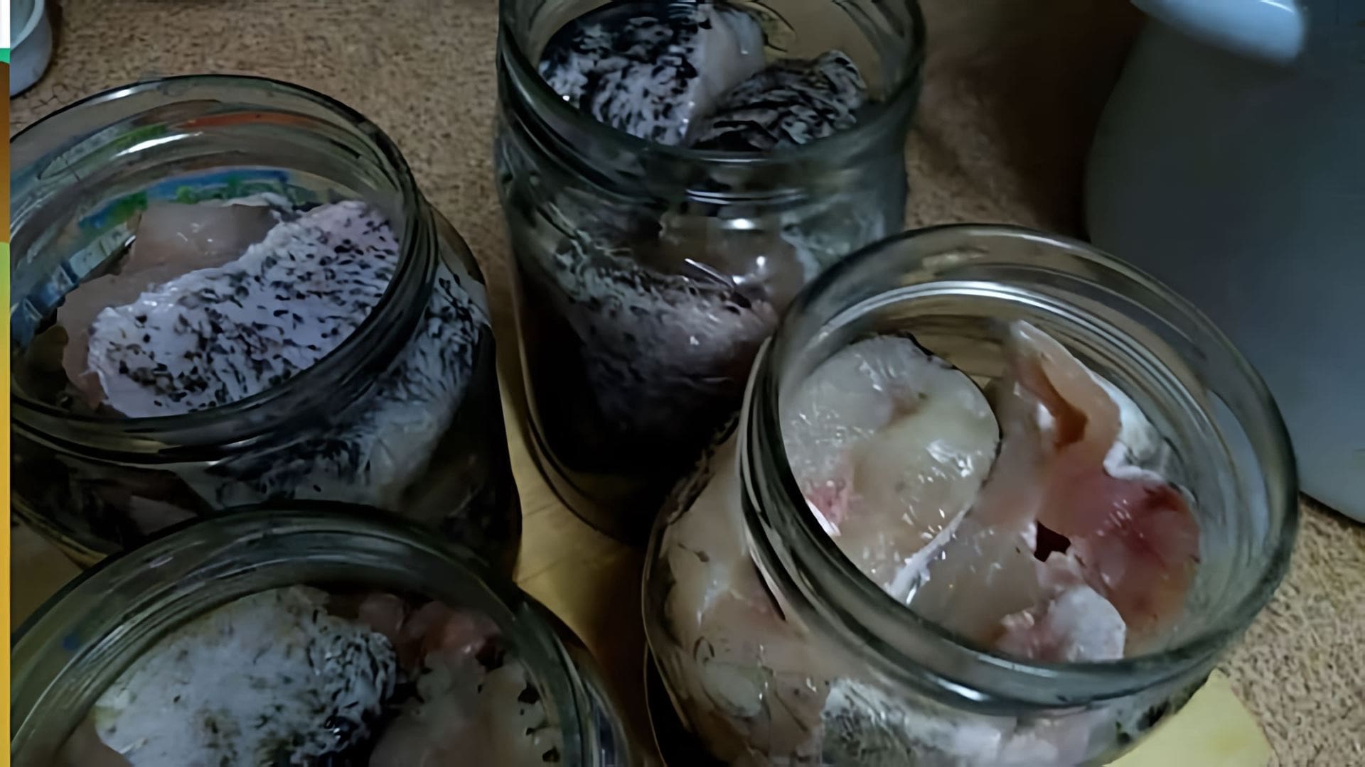 Видео демонстрирует новый способ приготовления домашней консервированной рыбы