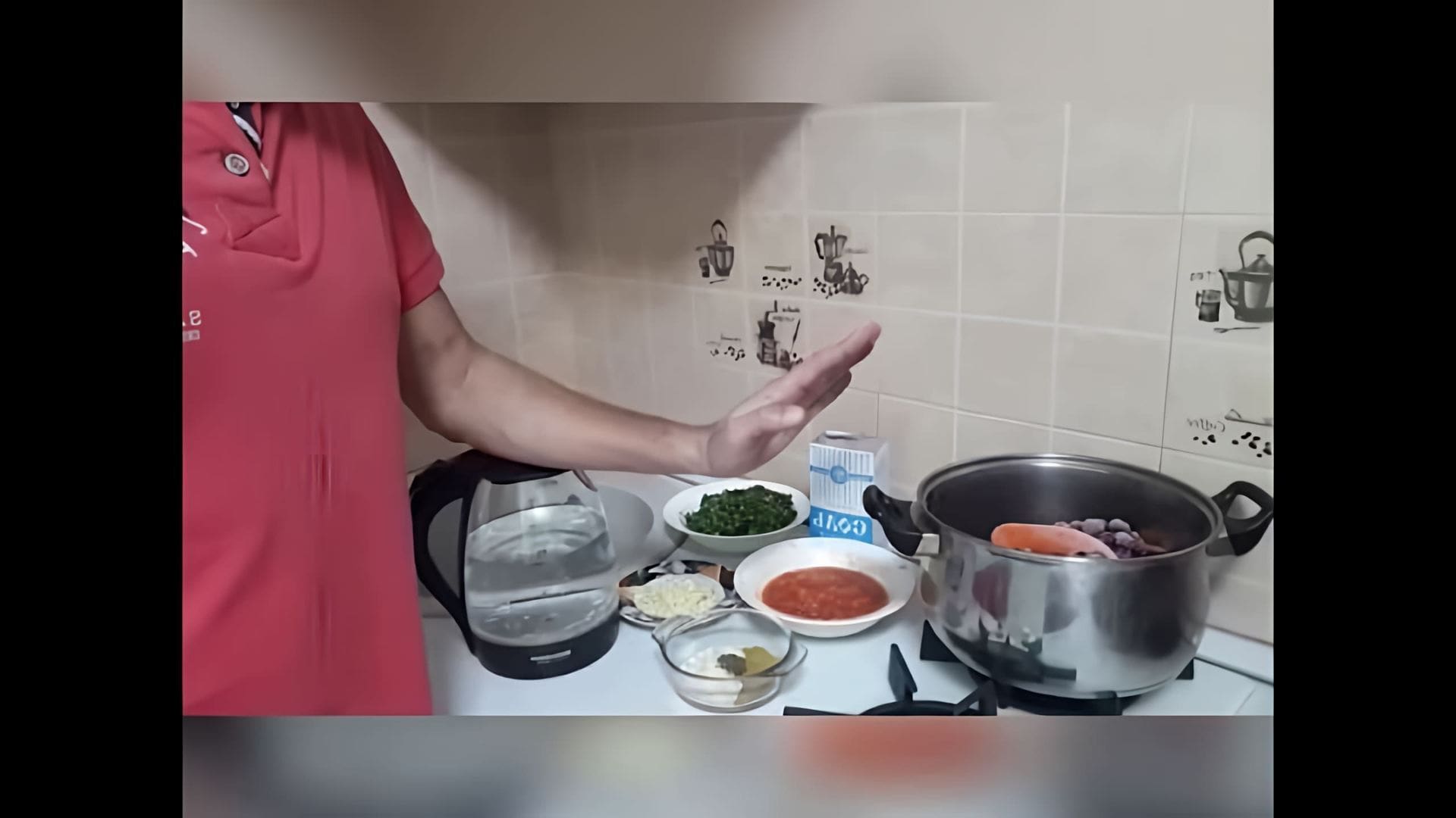 В этом видео демонстрируется процесс приготовления соуса "ткемали" из сливы и других ингредиентов