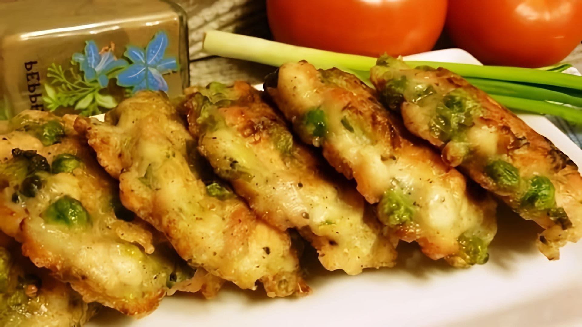 В этом видео демонстрируется рецепт приготовления куриных растрепок - блюда, которое является отличной заменой куриных котлет или оладий