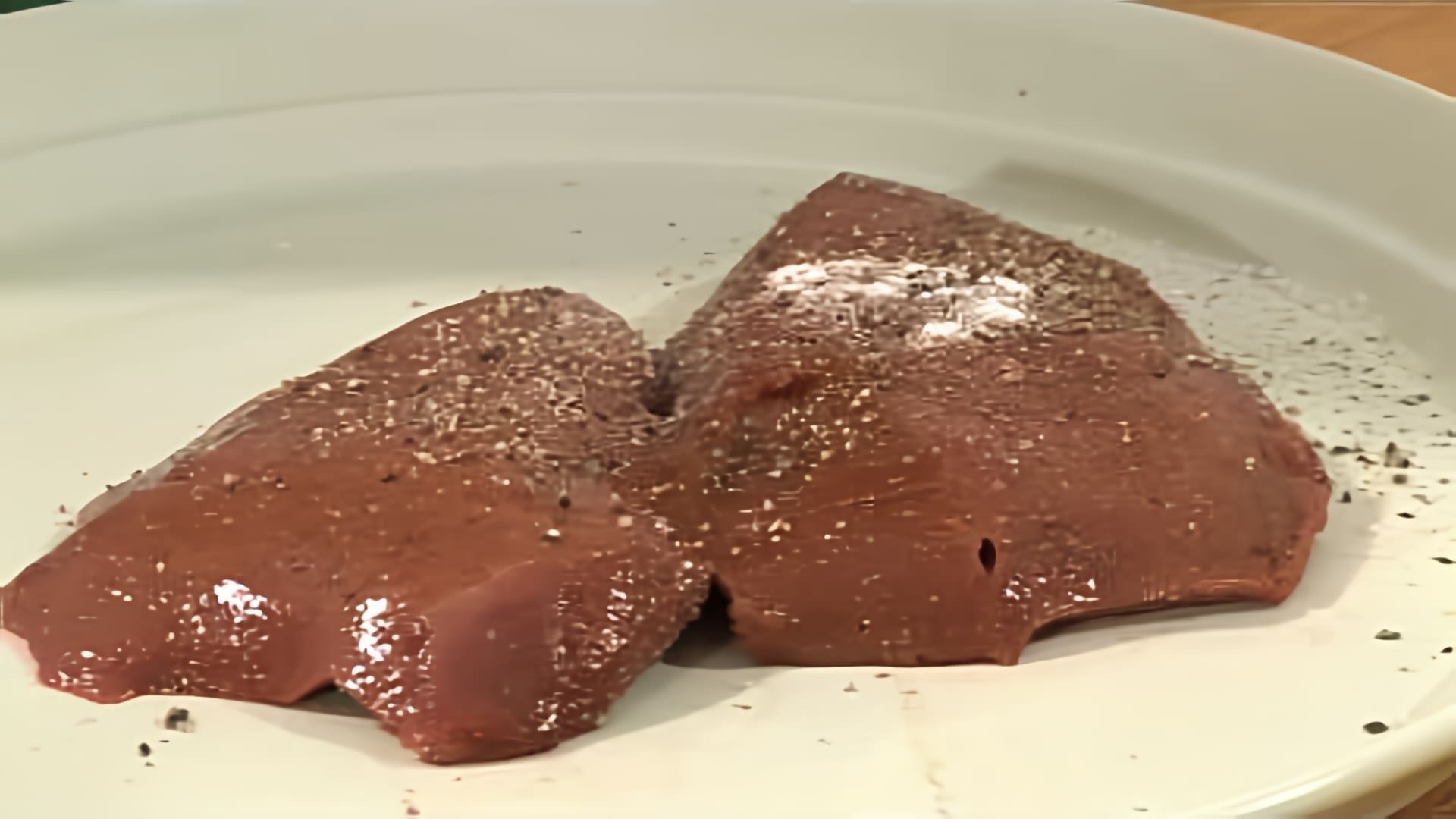 В этом видео демонстрируется рецепт приготовления стейков из говяжьей печени с картофельным пюре и жареным луком
