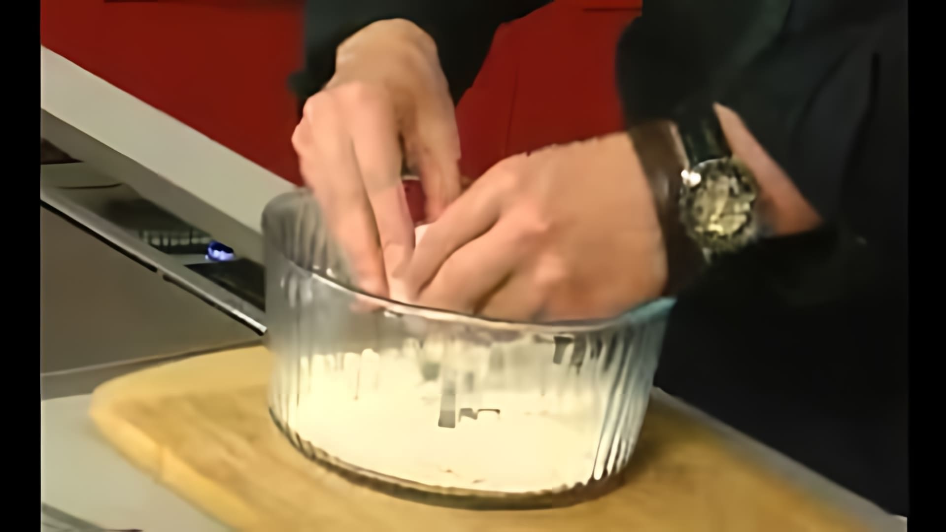 В этом видео-ролике рассказывается о том, как приготовить вкусные блинчики с ливерной колбасой