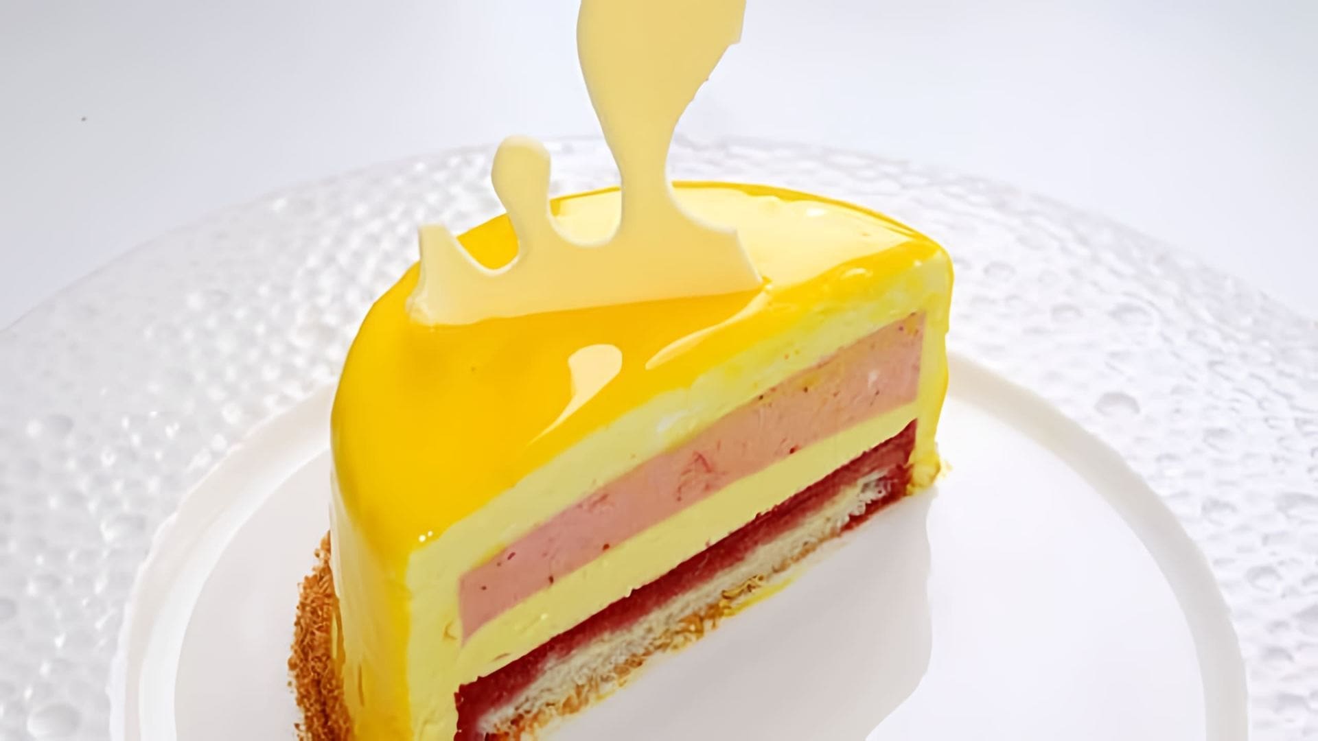 В этом видео демонстрируется процесс приготовления муссового лимонно-клубничного торта