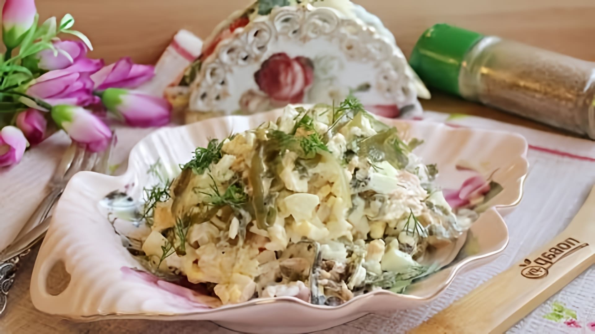 В этом видео демонстрируется рецепт салата с морской капустой и горбушей