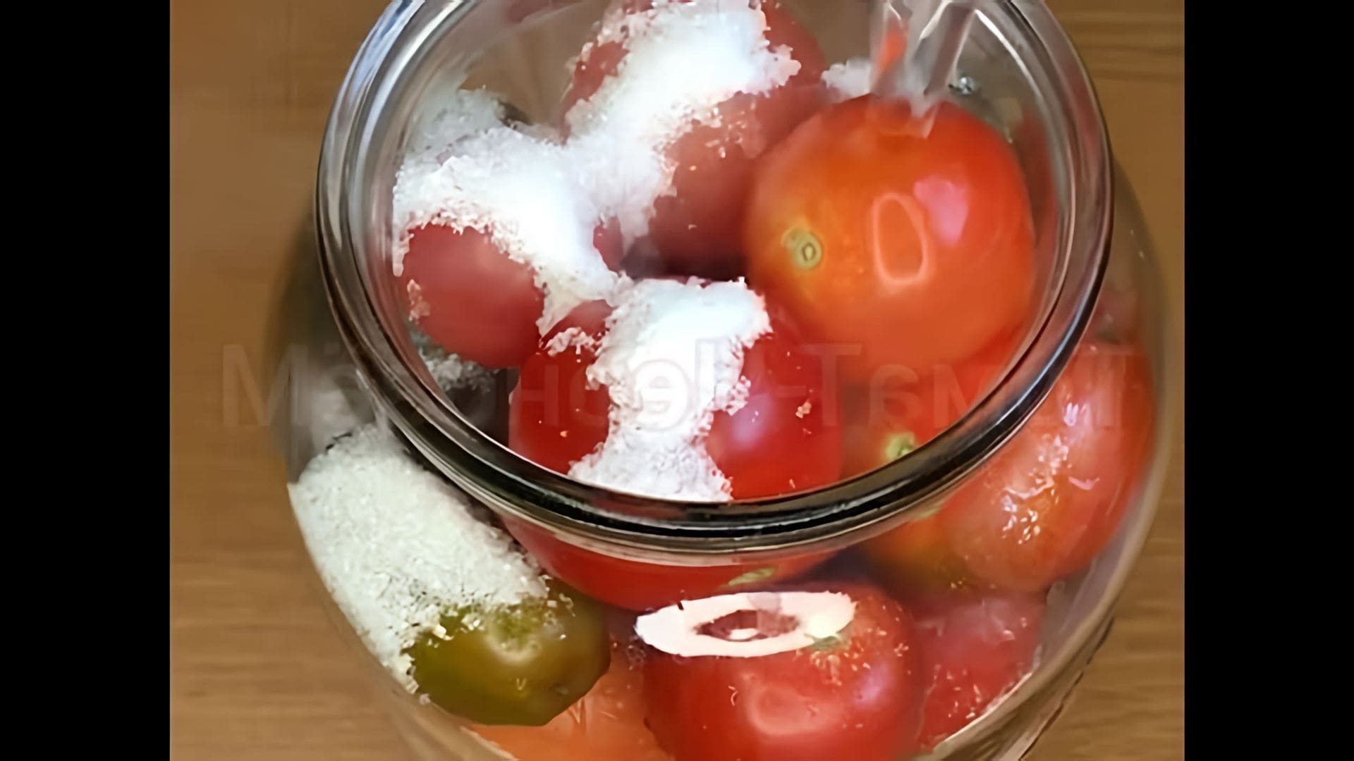 "Самый простой рецепт консервированных помидоров" - это видео-ролик, который демонстрирует процесс приготовления консервированных помидоров