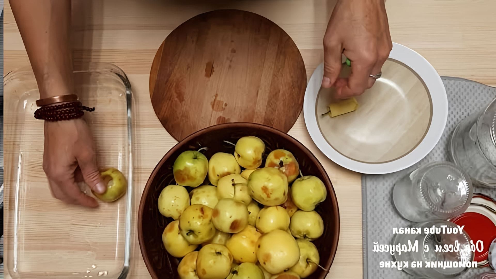 В этом видео демонстрируется рецепт приготовления яблочного пюре "Неженка"