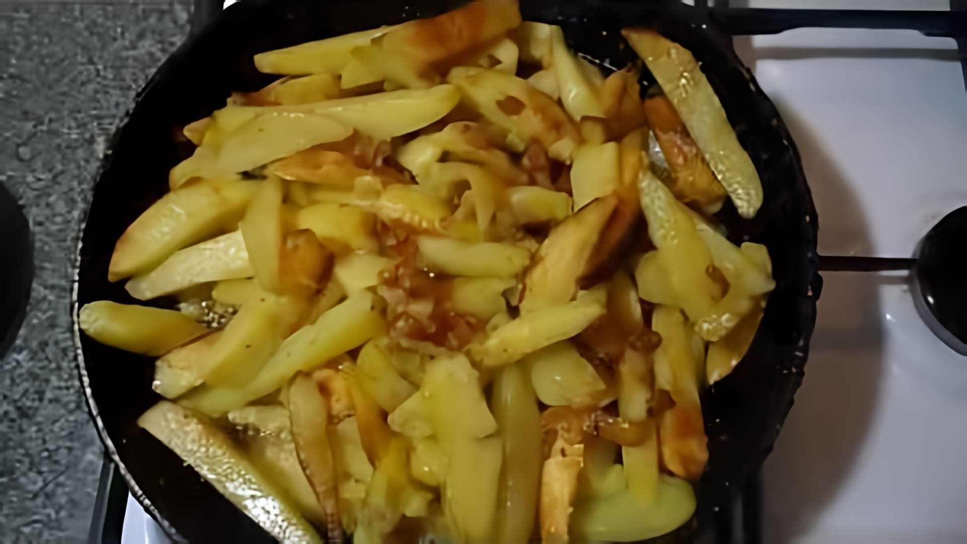 В этом видео демонстрируется процесс приготовления жареной картошки с луком на сале