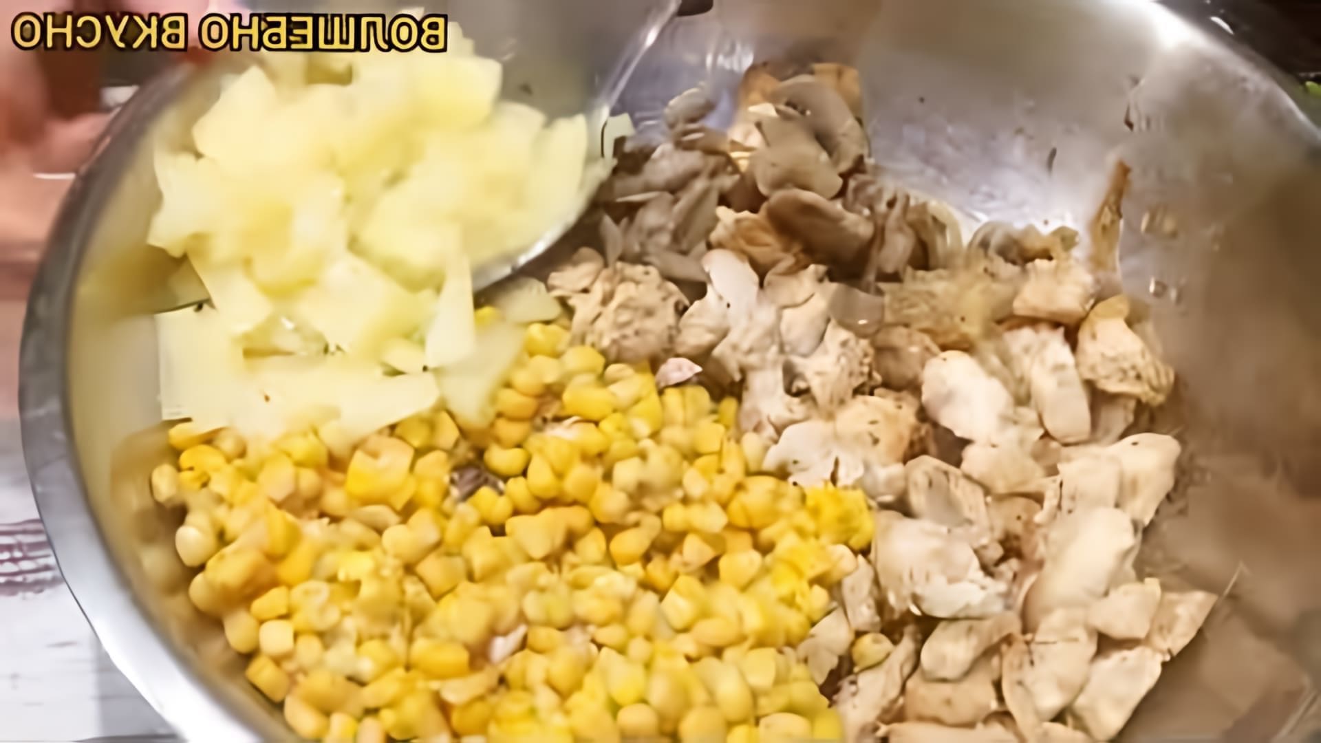 В этом видео показаны рецепты вкусных салатов и блинов с красной рыбой