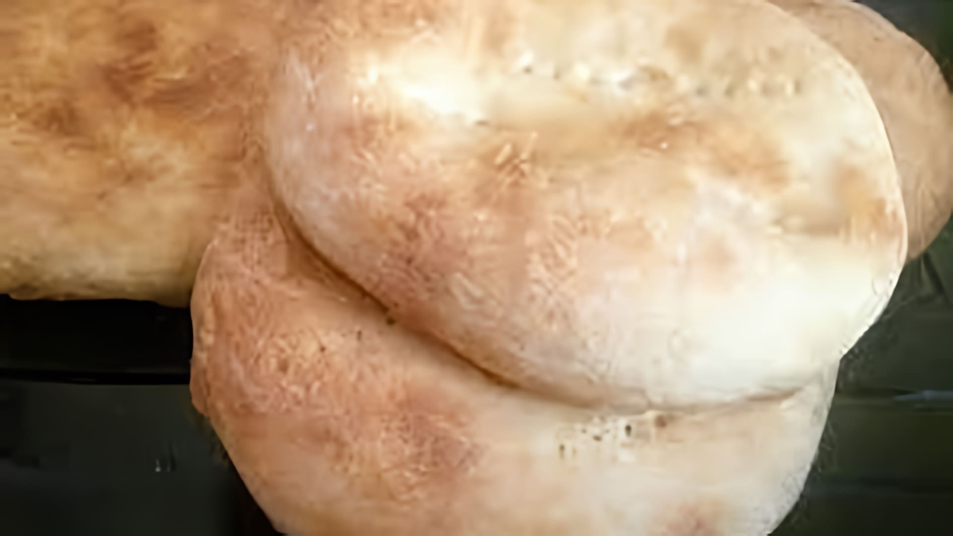 В этом видео демонстрируется простой рецепт лепешек, которые могут заменить хлеб