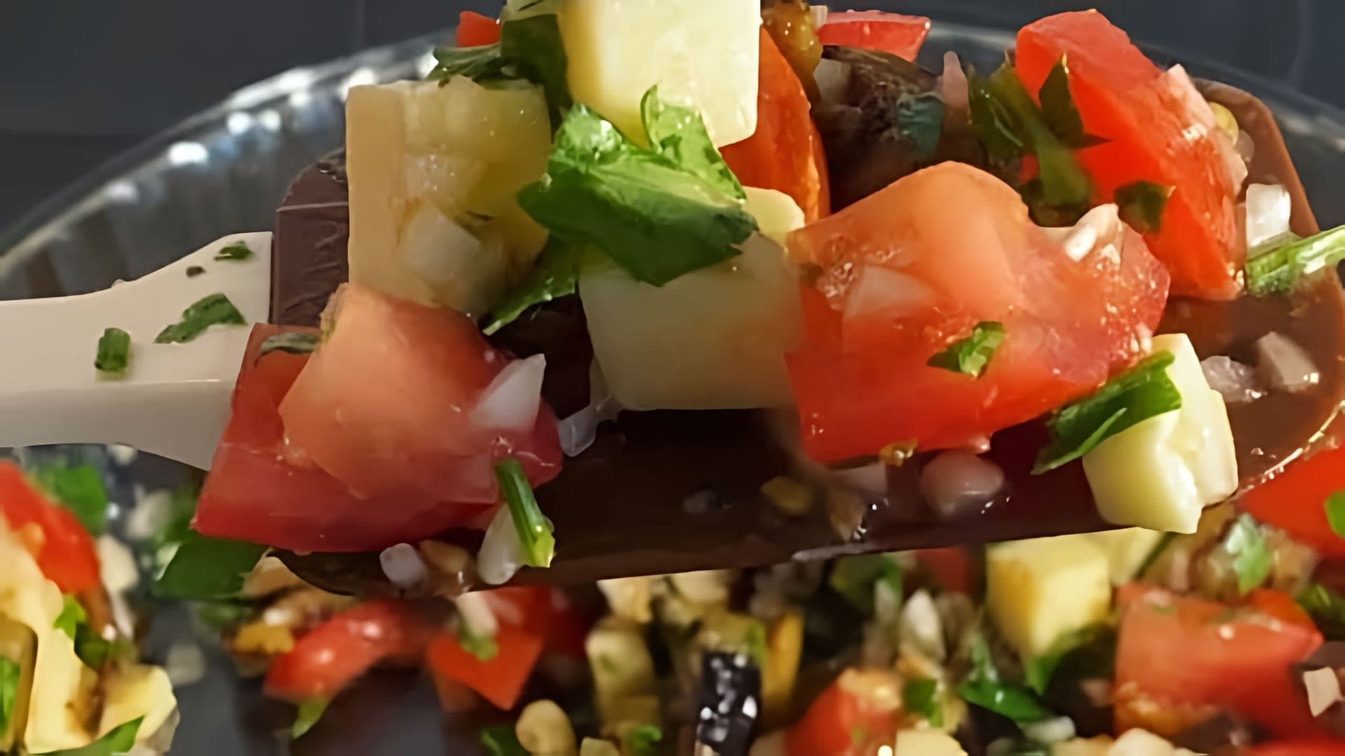 В этом видео-ролике вы увидите, как приготовить вкусный и полезный салат из баклажанов с использованием свежих овощей