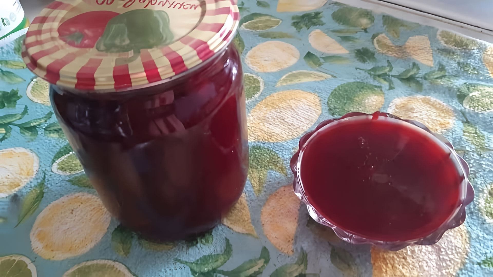 В этом видео демонстрируется процесс приготовления вишневого джема