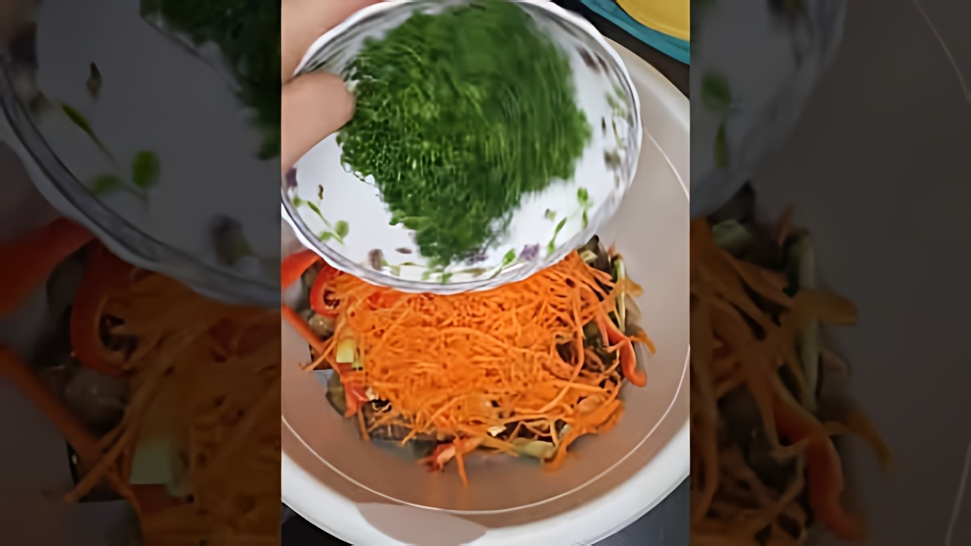 В этом видео демонстрируется рецепт приготовления салата из баклажанов по-корейски