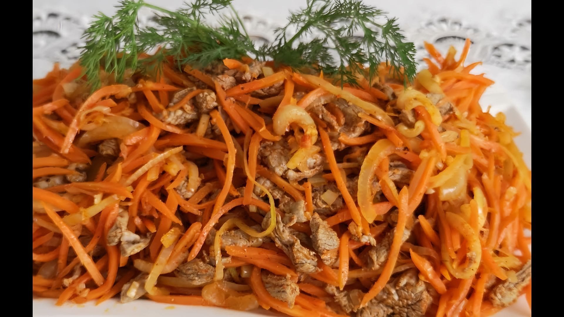 Морковь по-корейски хе с мясом. Салат из соевого мяса с морковью и луком. Салат с мясом свинины и морковью. Салат с корейской морковкой. Корейский салат со свининой.