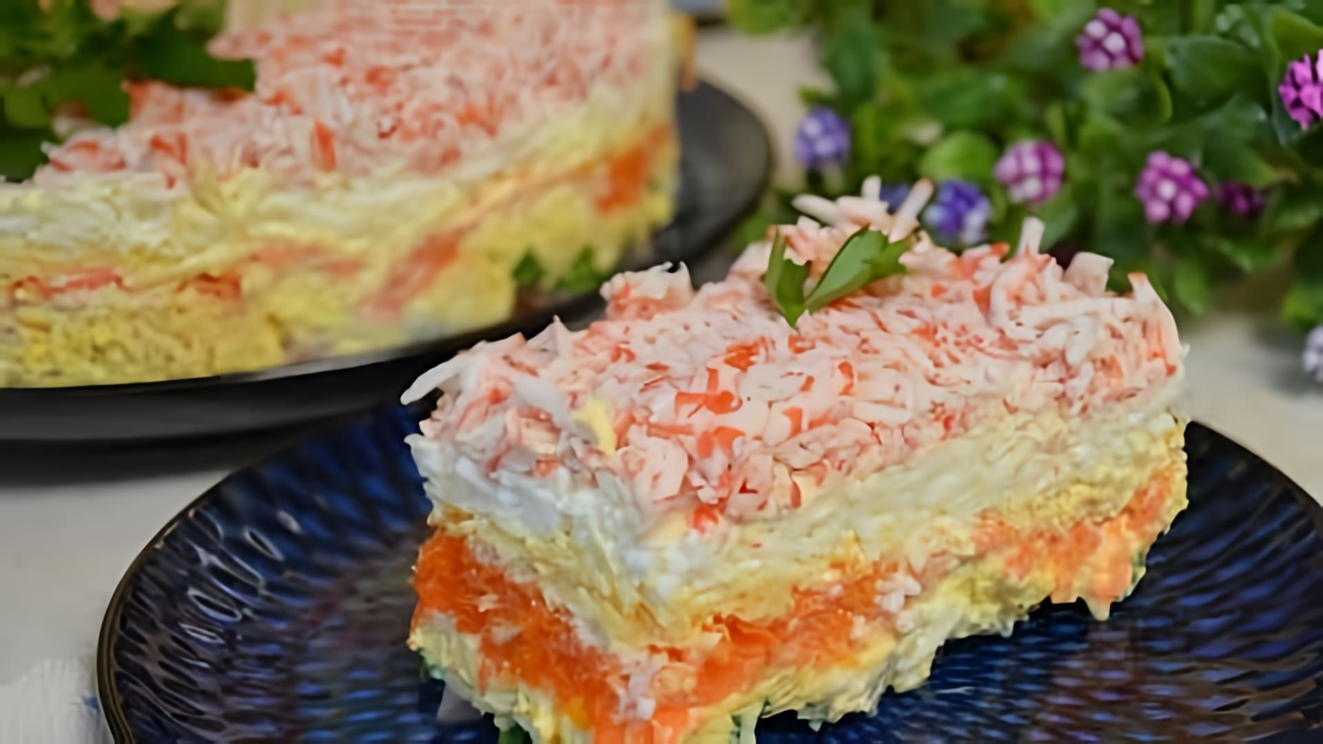 В этом видео демонстрируется процесс приготовления рыбного салата, который может стать отличным украшением праздничного стола