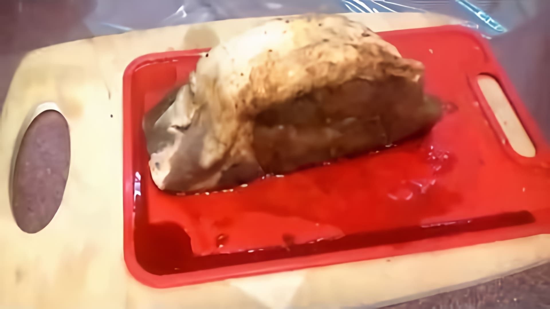 В этом видео демонстрируется процесс приготовления мяса с медом и соевым соусом