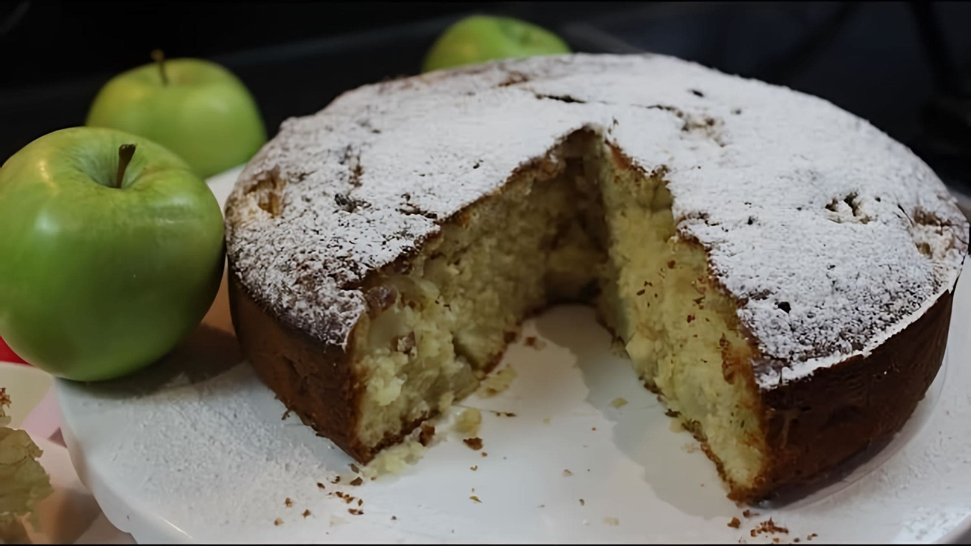 В этом видео демонстрируется процесс приготовления яблочного пирога с сыром маскарпоне