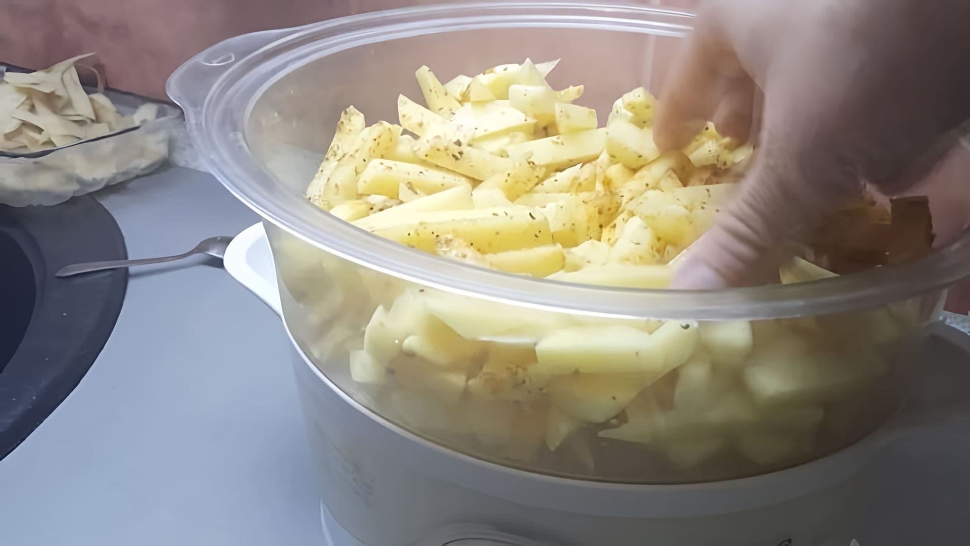 В этом видео демонстрируется процесс приготовления мяса и картошки в пароварке
