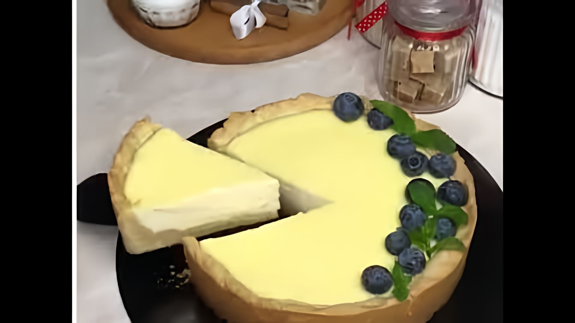 В этом видео демонстрируется процесс приготовления сметанника - простого и вкусного десерта, который получается как чизкейк