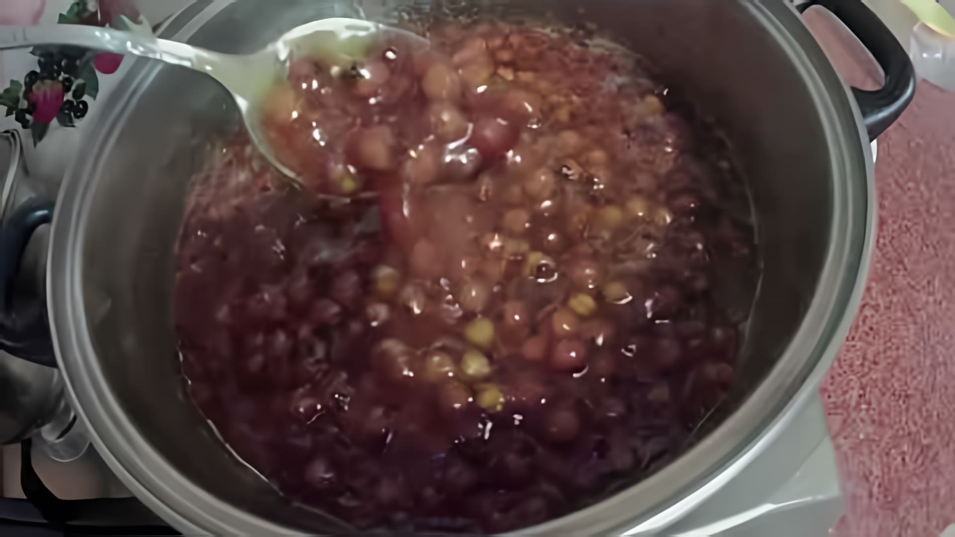 В этом видео демонстрируется процесс приготовления варенья из плодов боярышника