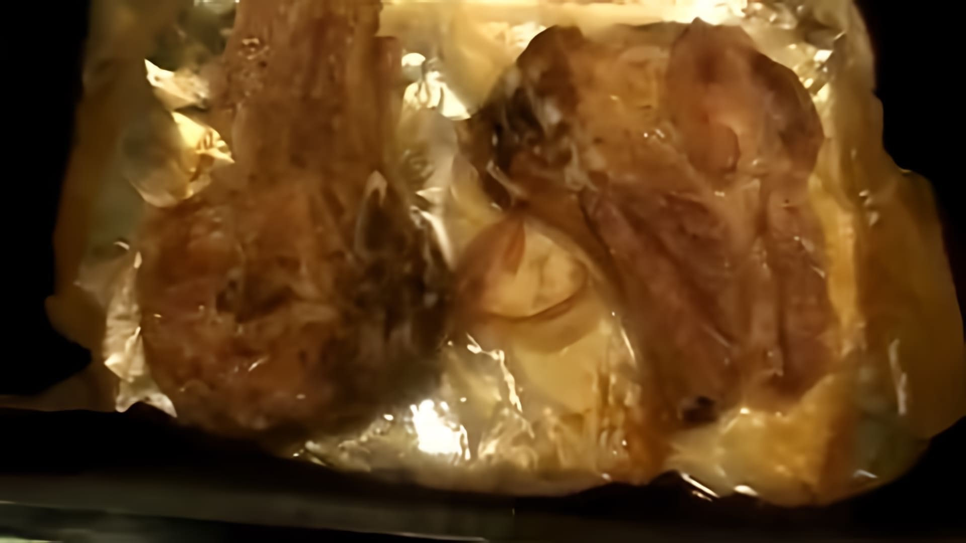 В этом видео демонстрируется процесс приготовления стейков из свинины в духовке