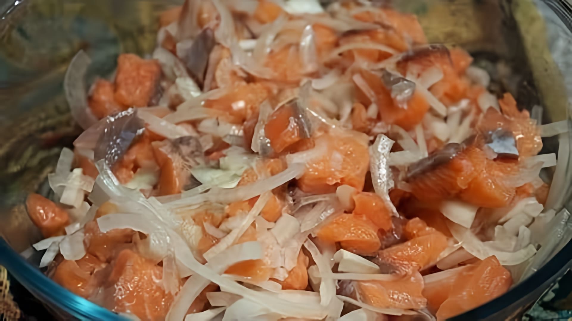 В этом видео демонстрируется рецепт приготовления согудая из горбуши
