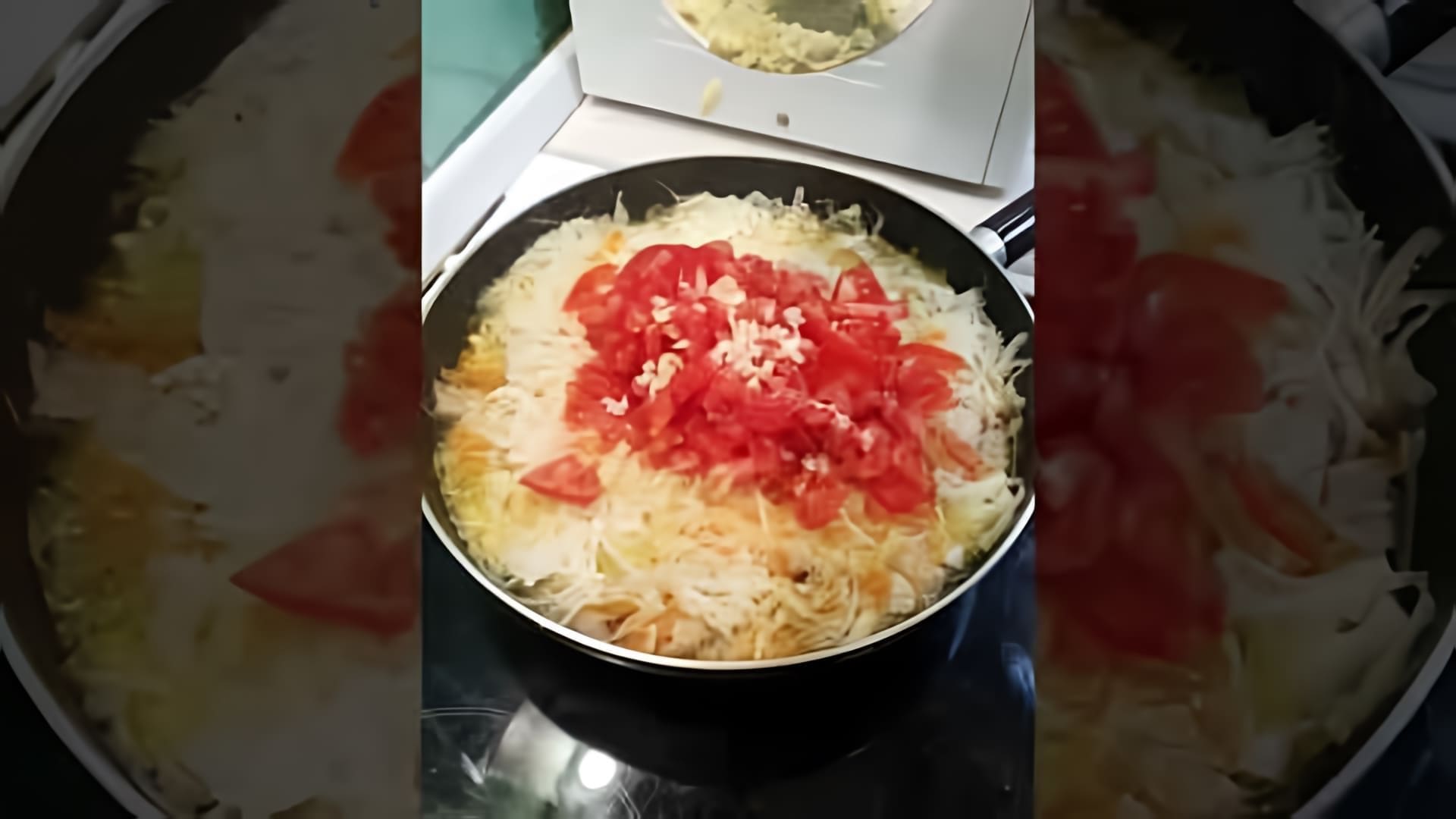В этом видео демонстрируется процесс приготовления бигуса из свежей капусты с мясом