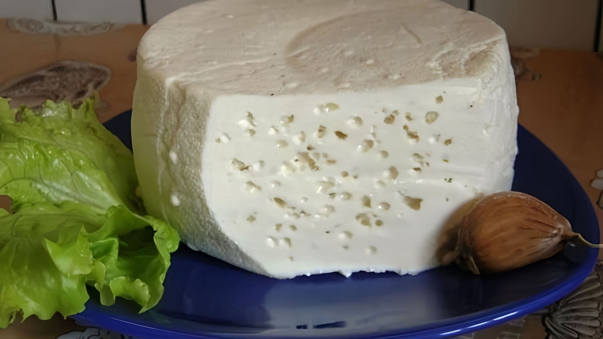 В данном видео демонстрируется процесс приготовления сыра из козьего молока в домашних условиях