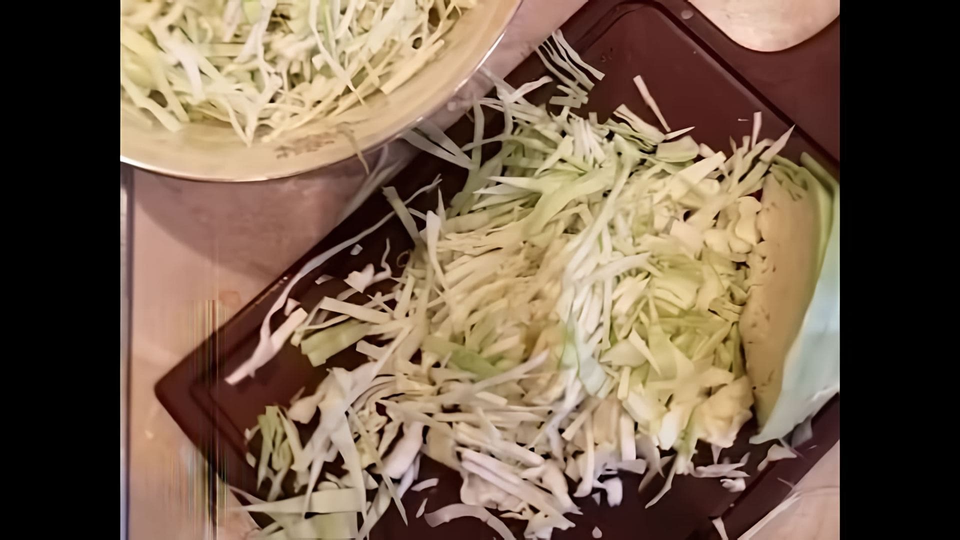 В этом видео-ролике вы увидите, как приготовить вкусную и полезную солянку из свежей капусты
