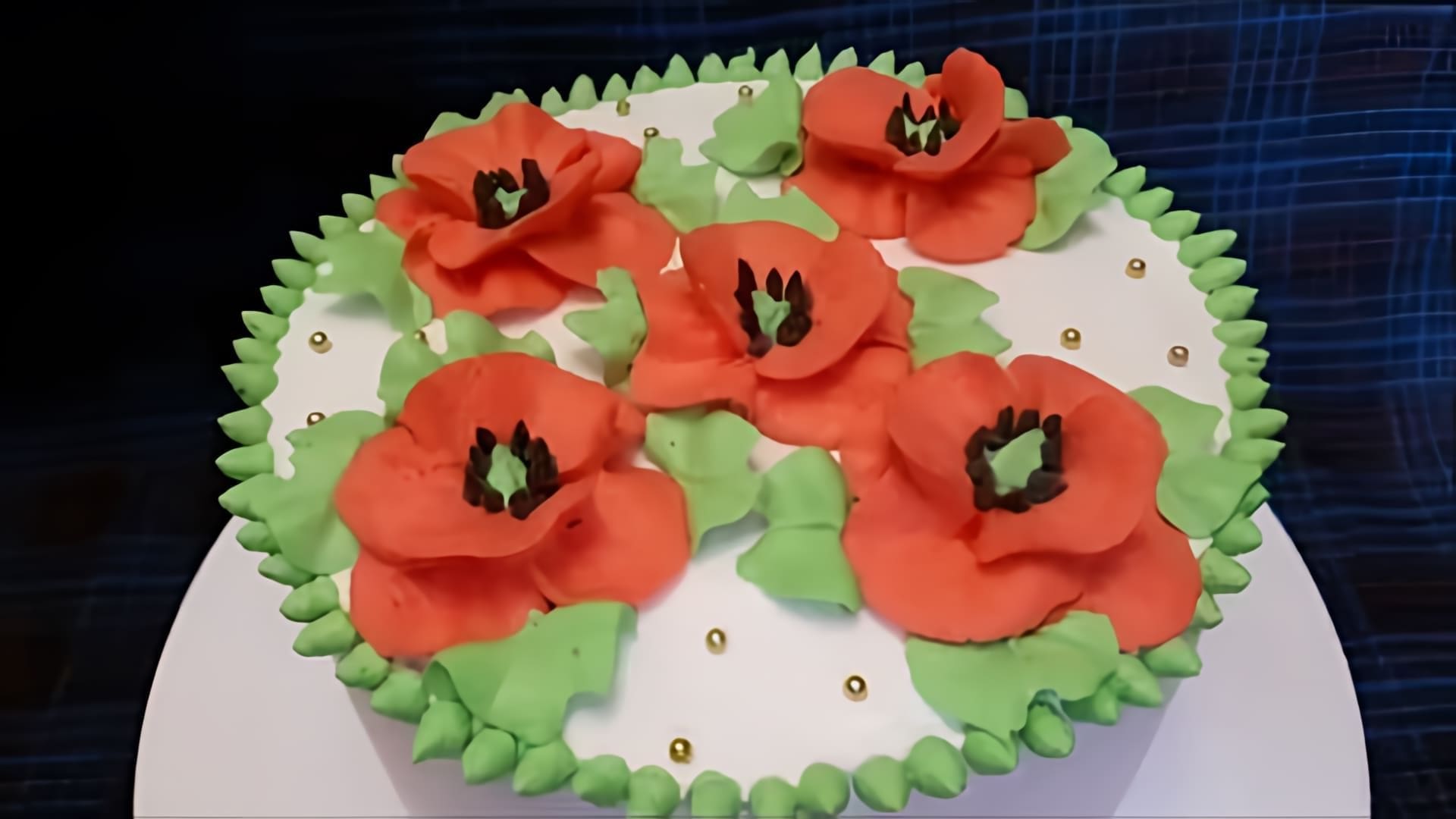 В этом видео Ирина показывает, как приготовить крем для украшения торта из растительных сливок