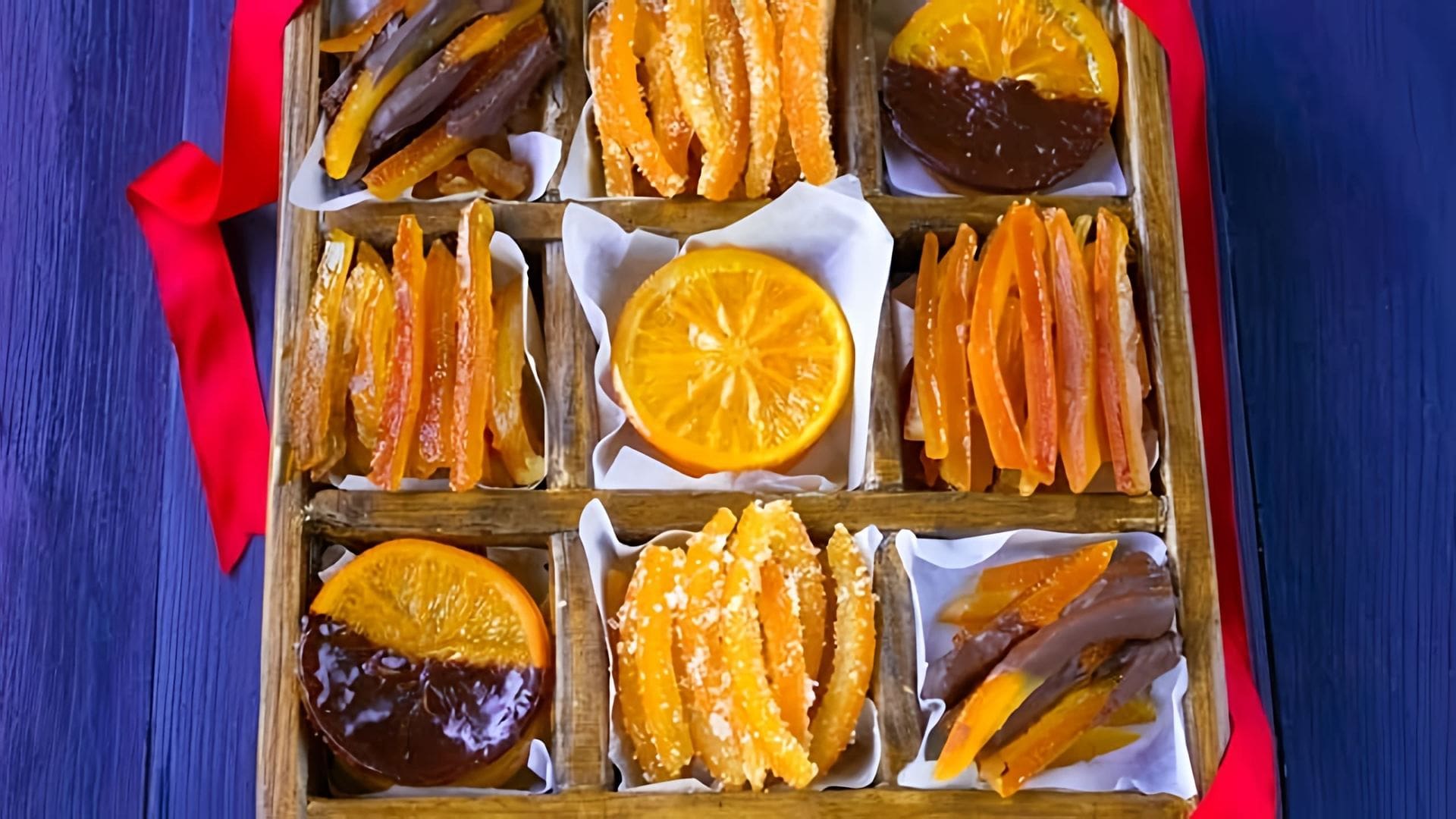 В этом видео показан рецепт приготовления цукатов из апельсиновых корочек