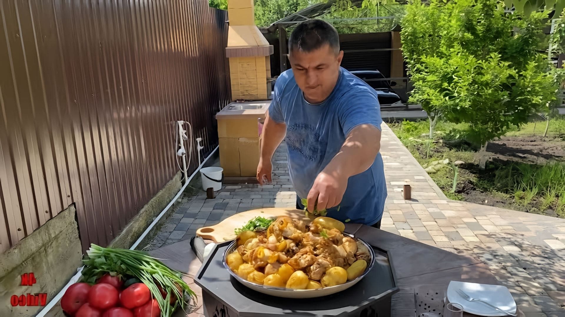 В этом видео демонстрируется процесс приготовления казан кебаба из курицы