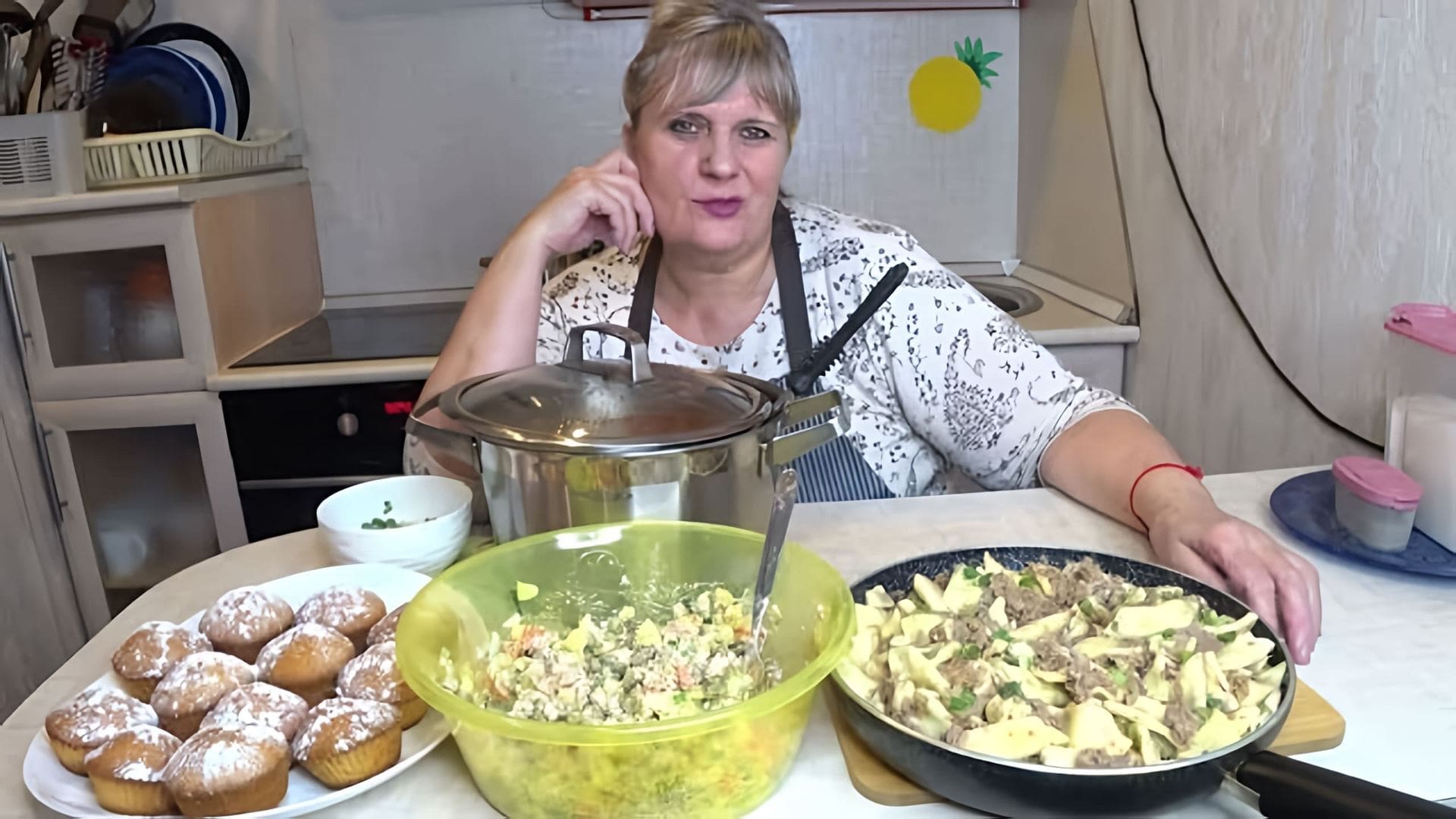 В этом видео демонстрируется приготовление трех блюд: лимонных кексов, свекольника и макарон по-флотски