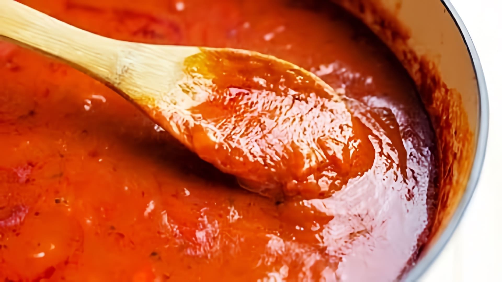 В этом видео демонстрируется процесс приготовления итальянского соуса маринара