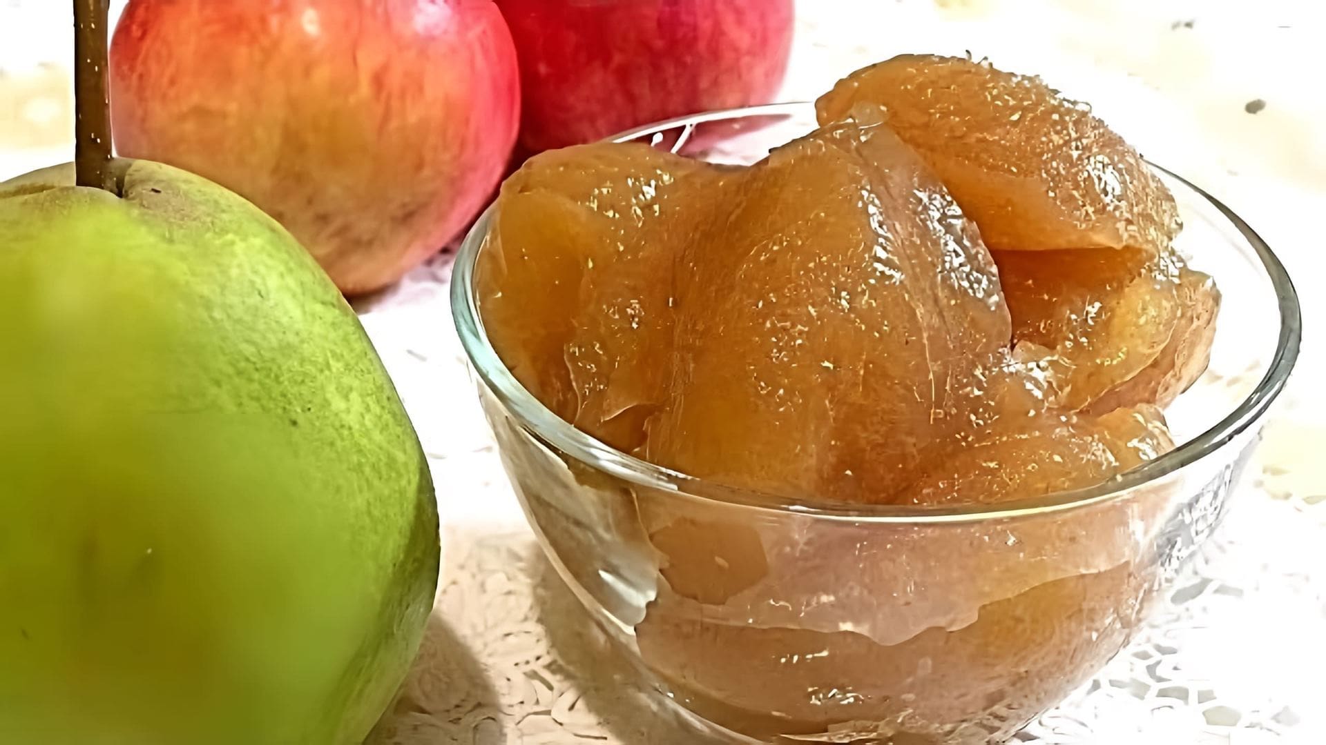 В этом видео демонстрируется процесс приготовления ароматного повидла из яблок и груш