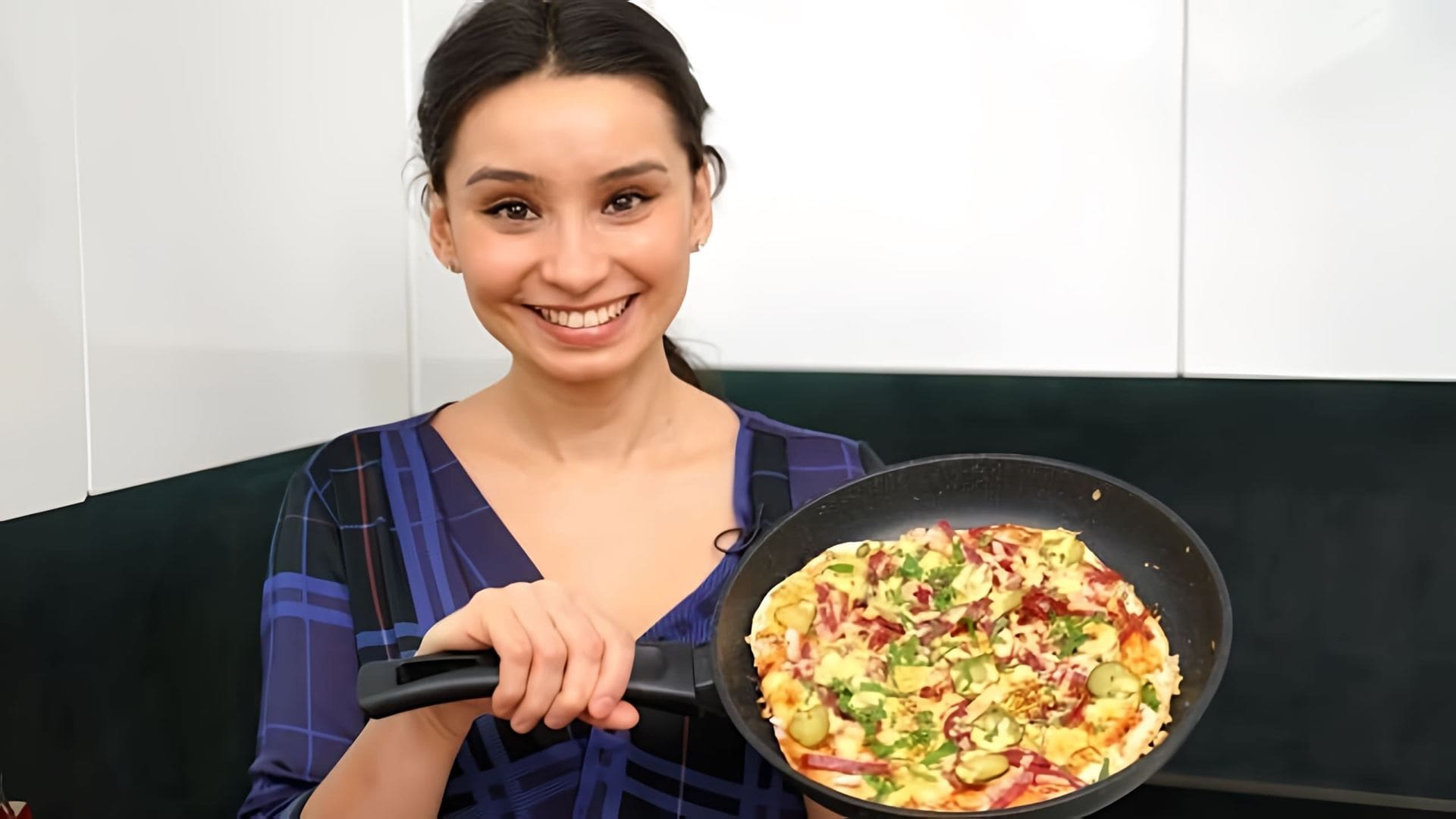 В этом видео демонстрируется быстрый и простой рецепт приготовления пиццы на сковороде