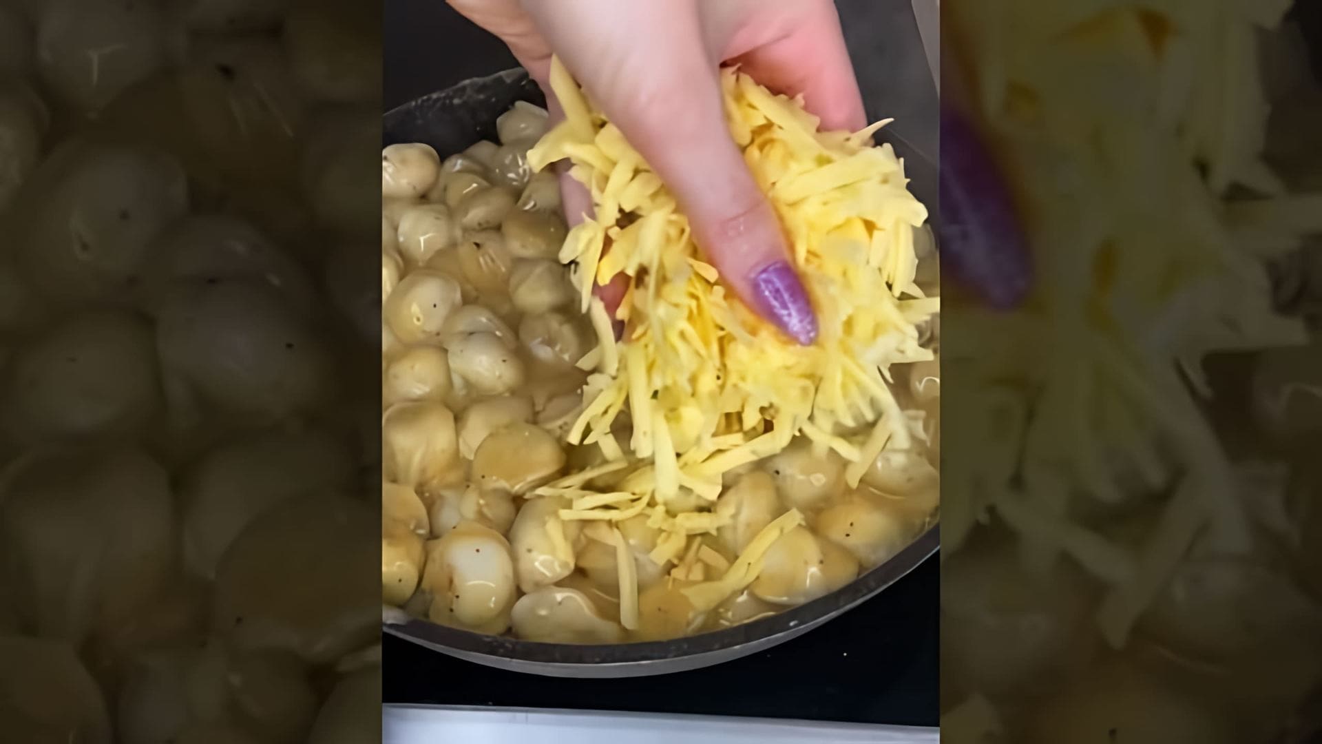 В этом видео демонстрируется процесс приготовления пельменей с сыром на сковороде